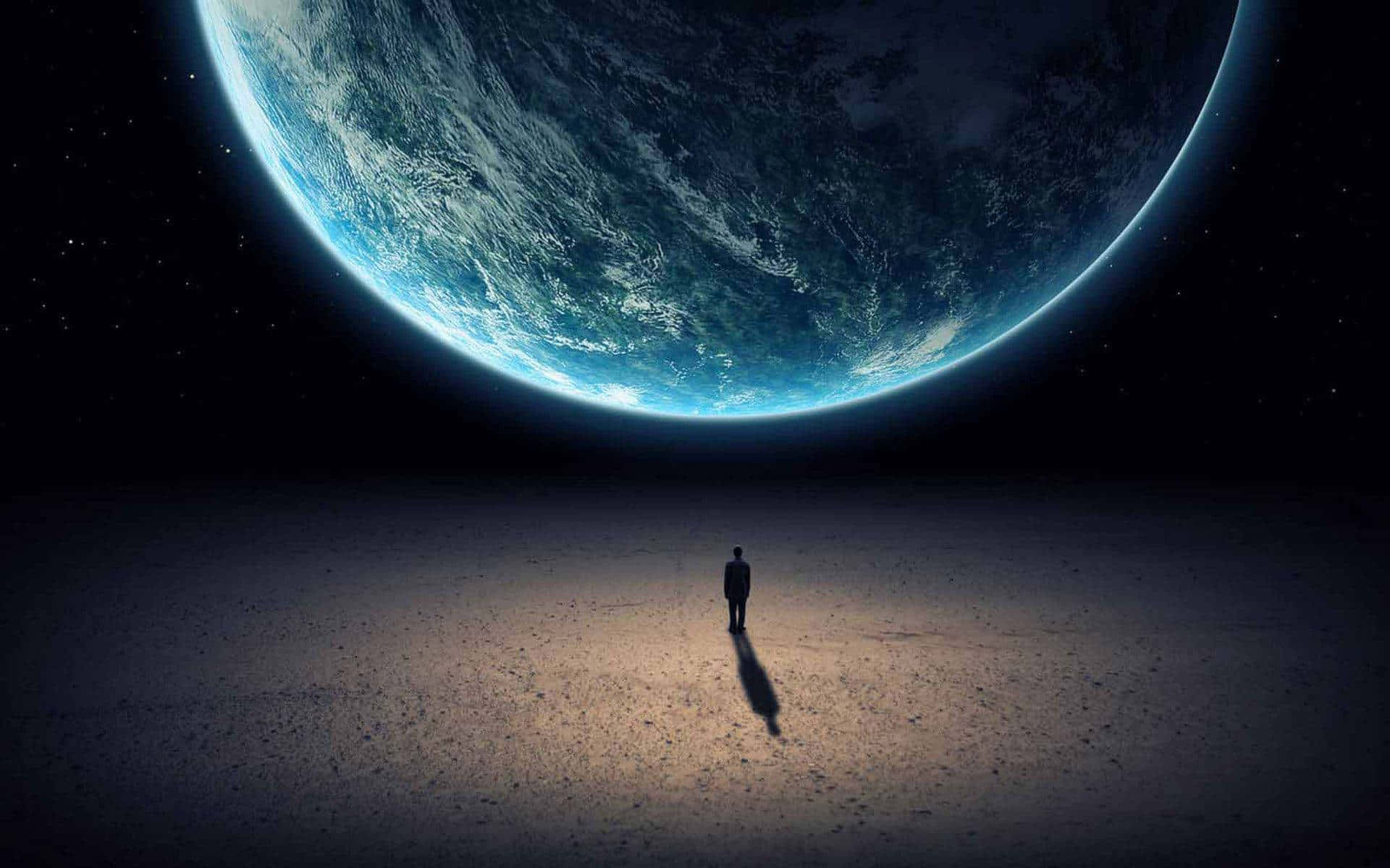 Sadness In The Outer Space 壁紙 — 一個孤獨的身影站在荒蕪的月球表面，凝視著懸掛在星空虛無中的巨大藍色地球。