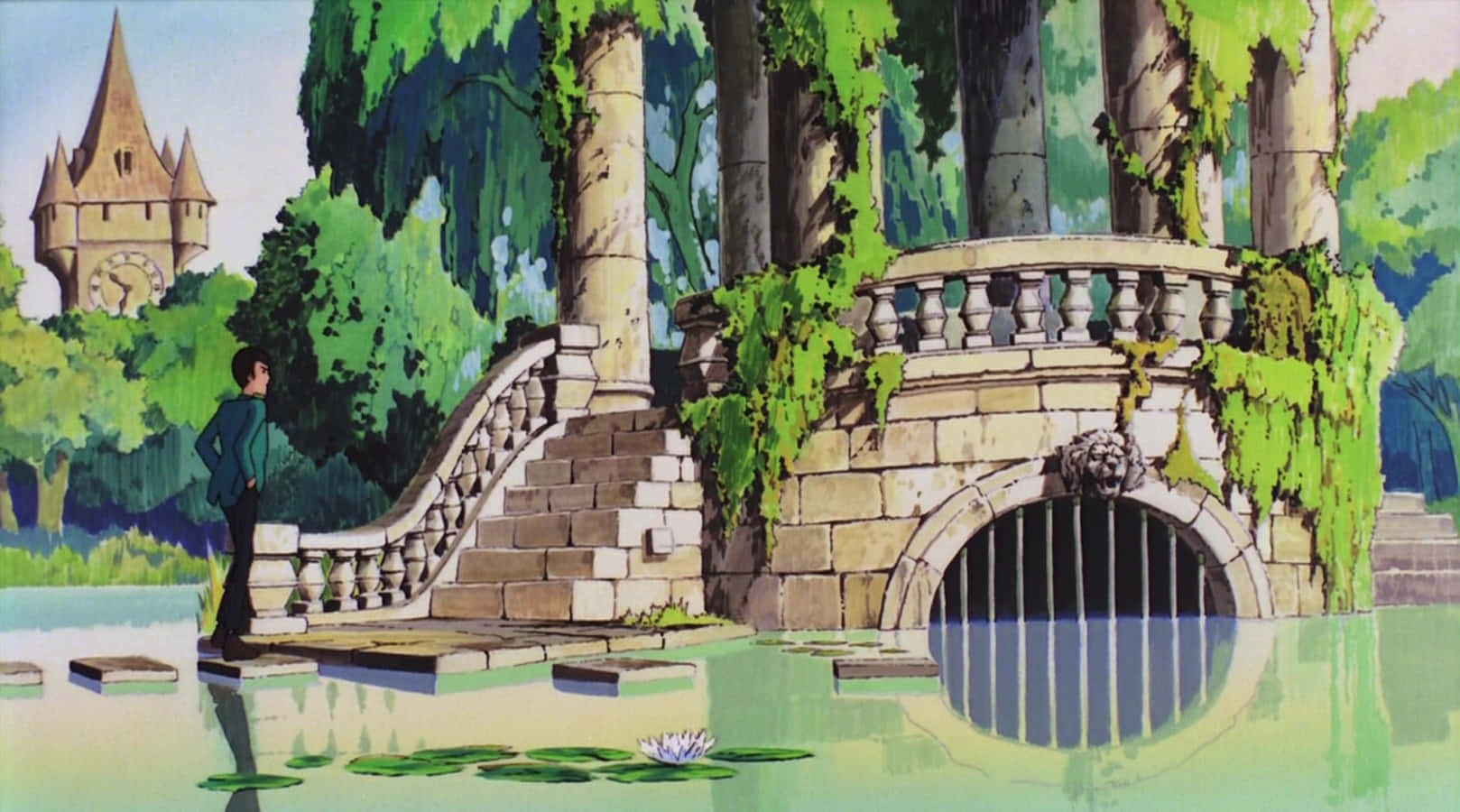 Lupin Iii The Castle Of Cagliostro 桌布 壁紙 — 一個孤獨的身影站在長滿青苔的石橋旁，橋下平靜的水面有睡蓮，遠處的鐘樓隱沒在翠綠之中。