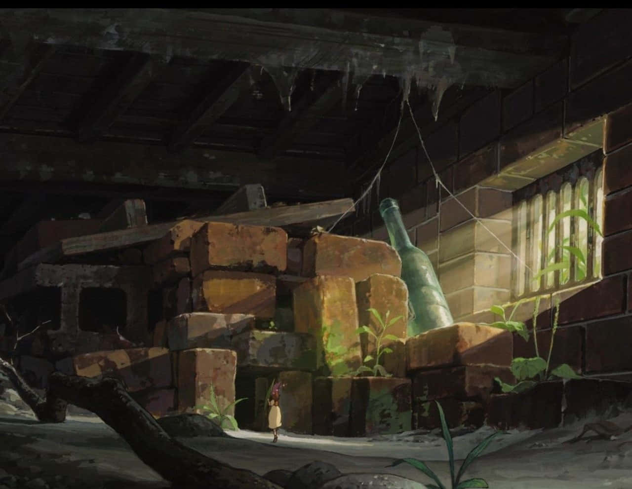 The Secret World Of Arrietty 桌布 壁紙 — 一個孤獨的身影站在陽光普照的廢棄廢墟中，周圍是 crumbling 的磚塊、綠色藤蔓和一個傾斜的瓶子，上方是腐朽的木屋頂。