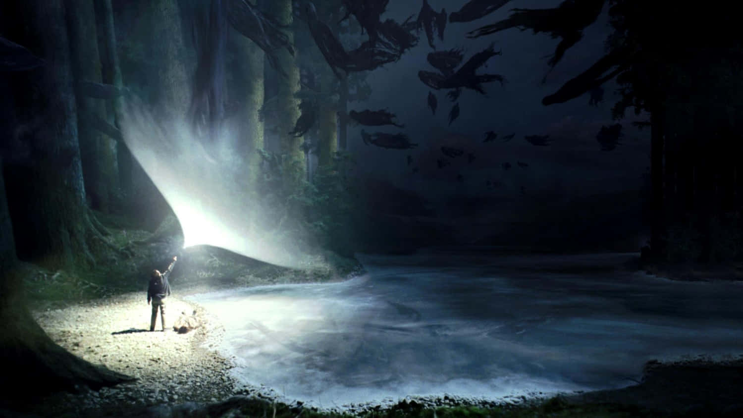 Patronus 桌布 壁紙 — 一個孤獨的身影站在黑暗的森林中，手持電筒照亮了一條霧氣瀰漫的河流和頭頂漂浮的陰影生物。