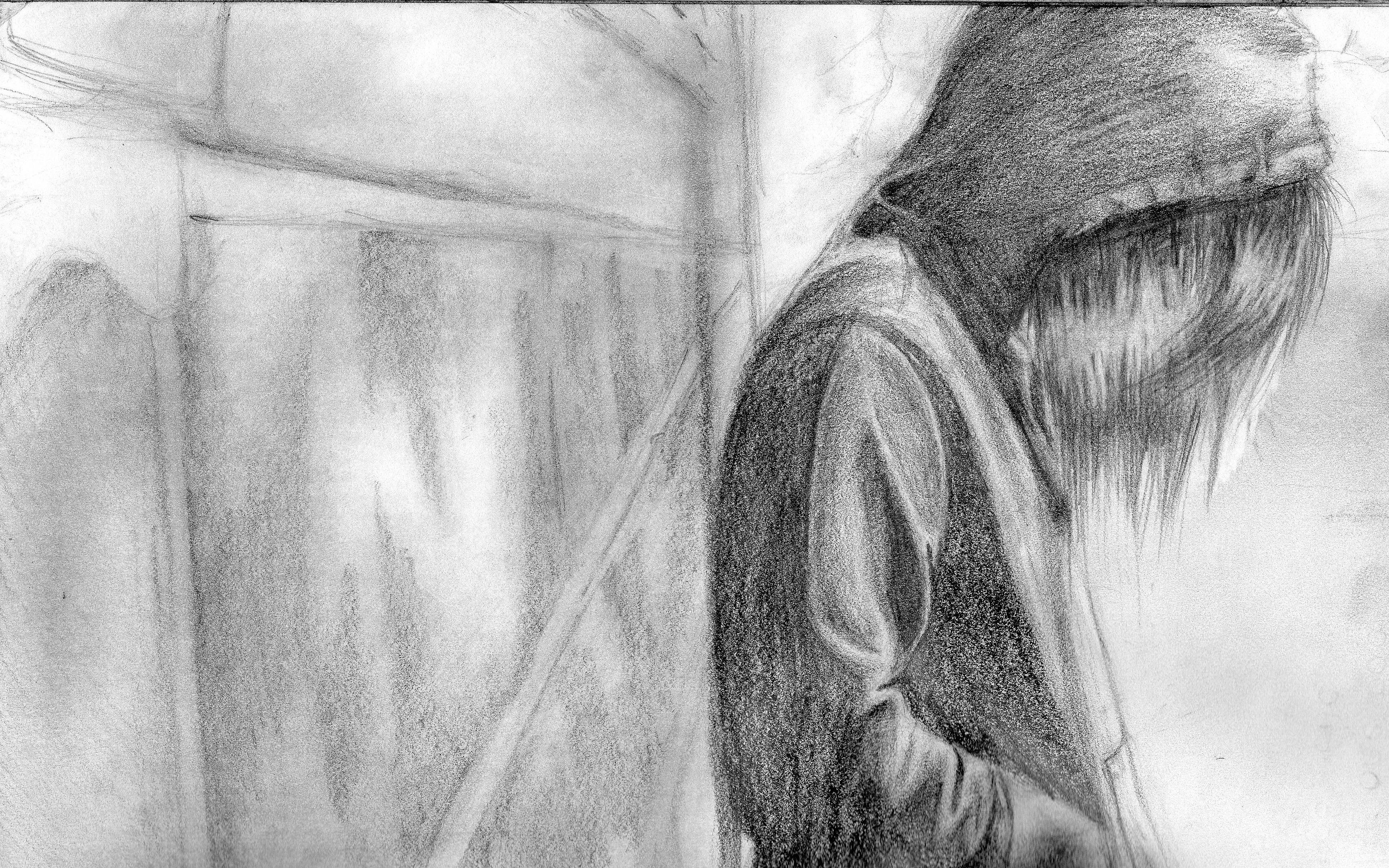 emo 桌布 壁紙 — 一個孤獨的連帽長髮人物靠著牆，以鮮明的鉛筆素描呈現，傳達出孤立和憂鬱。
