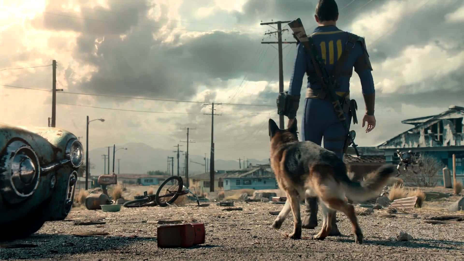 Fallout 4 Dogmeat 桌布 壁紙 — 一個孤獨的避難所居民和他的德國牧羊犬走過一個荒涼的末日後小鎮，廢棄的建築物和廢棄的汽車在陰天天空下。