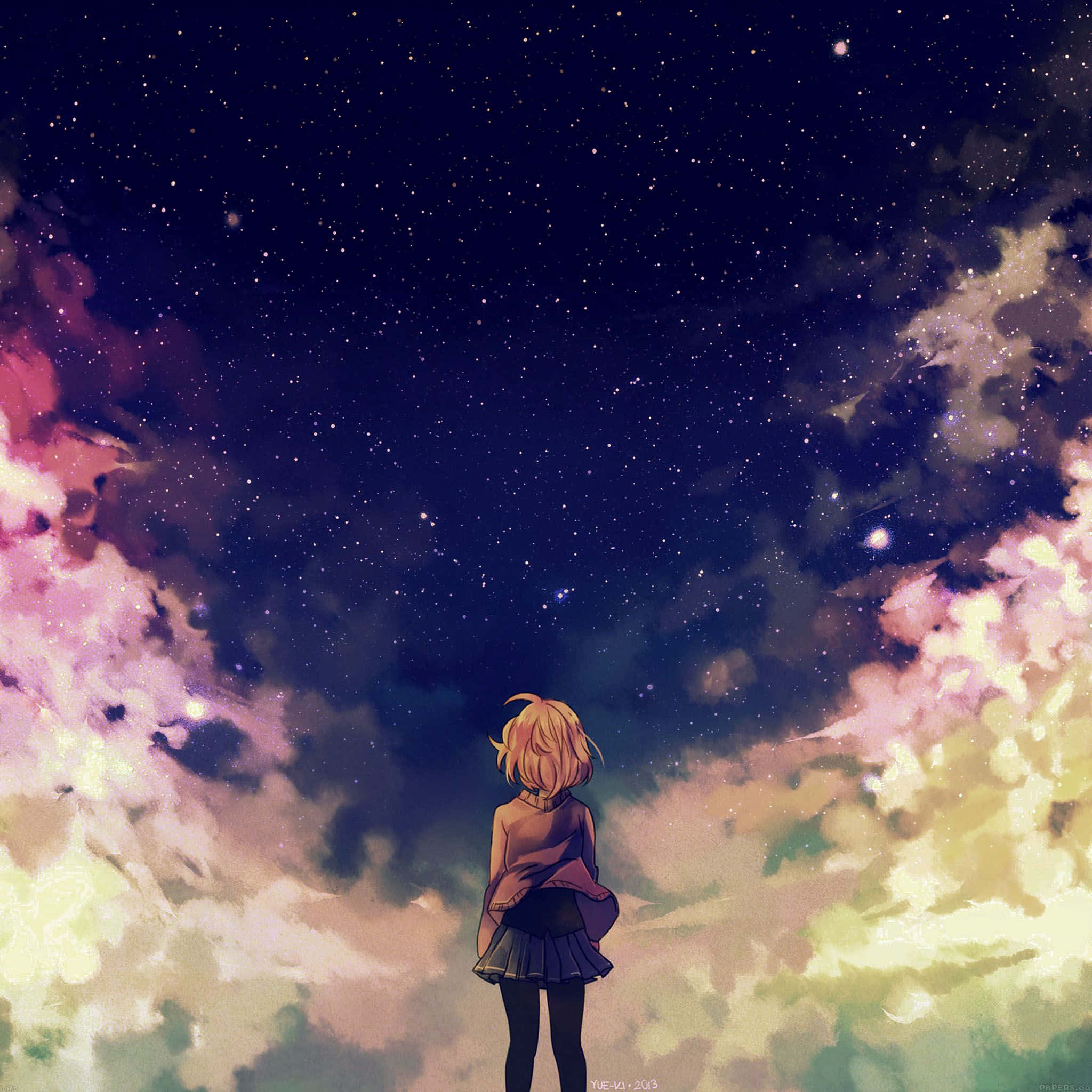 美學 iPad 壁紙 桌布 壁紙 — 一個孤獨的金髮動漫女孩仰望星空，夜空被發光的粉紅色和黃色雲彩環繞。