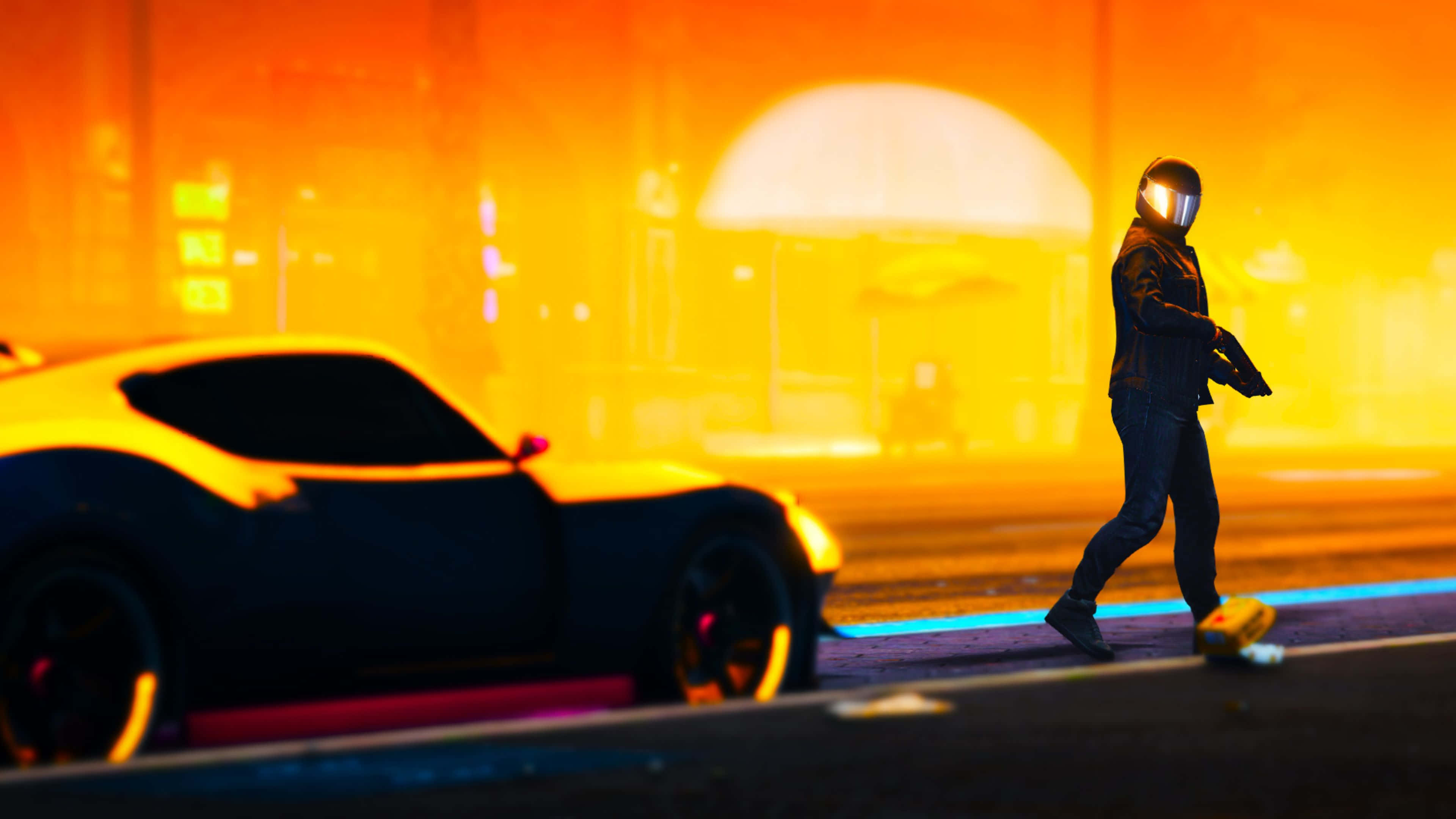 Gta V 4K 桌布 壁紙 — 一個孤獨的頭盔人物在夜晚發光的橙色霓虹城市景觀下走過一輛時尚跑車。