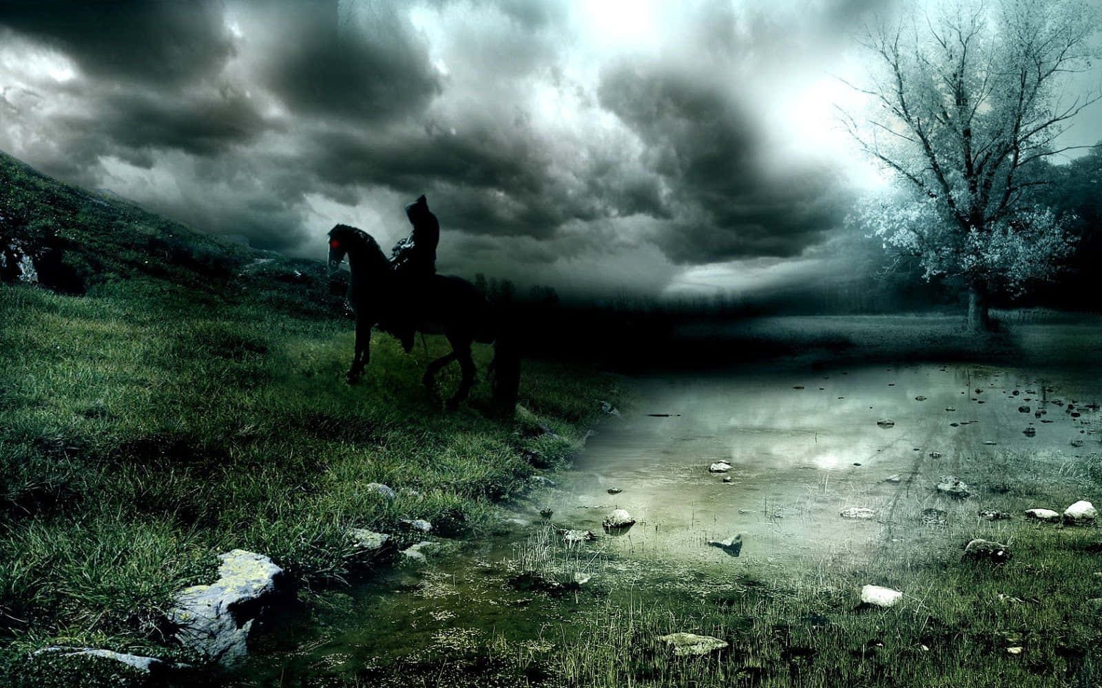 Dark Nature 桌布 壁紙 — 一個孤獨的騎手騎在馬上，在暴風雨的天空下，站在一條霧氣瀰漫、岩石遍佈的小徑旁，旁邊有一棵光禿禿的樹，形成剪影。