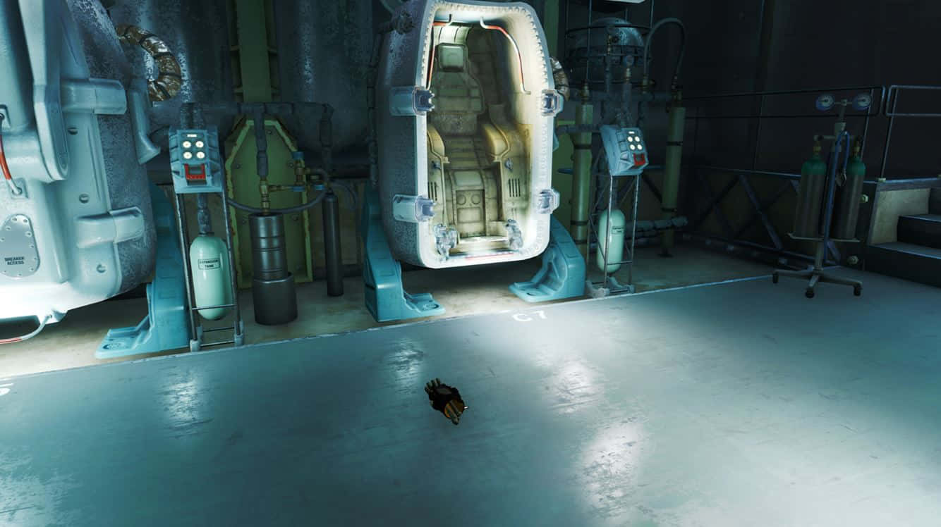 Fallout 4 Vault 桌布 壁紙 — 一個孤獨的黑色物體躺在一個光線昏暗的工業太空船機庫內，一個大型開放式駕駛艙下方的無菌地板上。