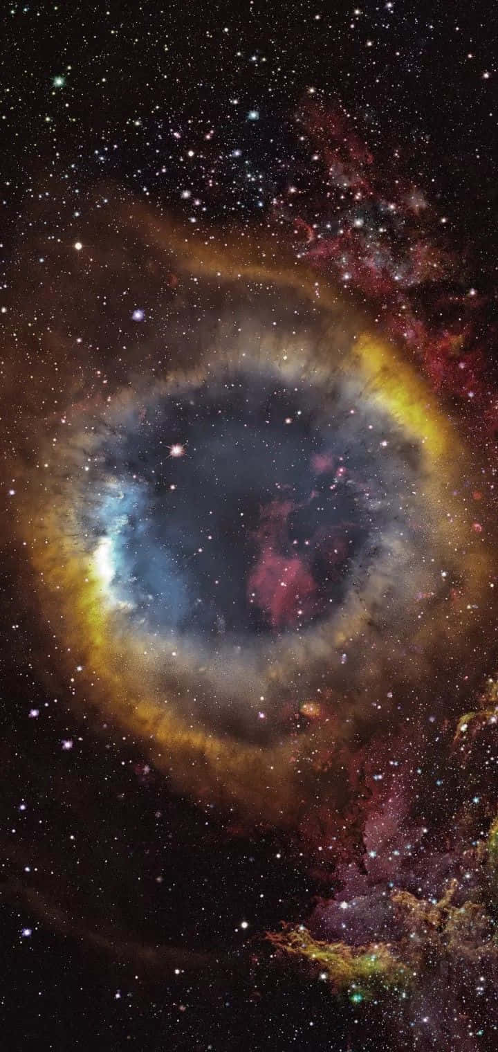 Galactic Center 桌布 壁紙 — 一個宇宙之眼星雲，在星空中散發出火橙色和深藍色的光芒。