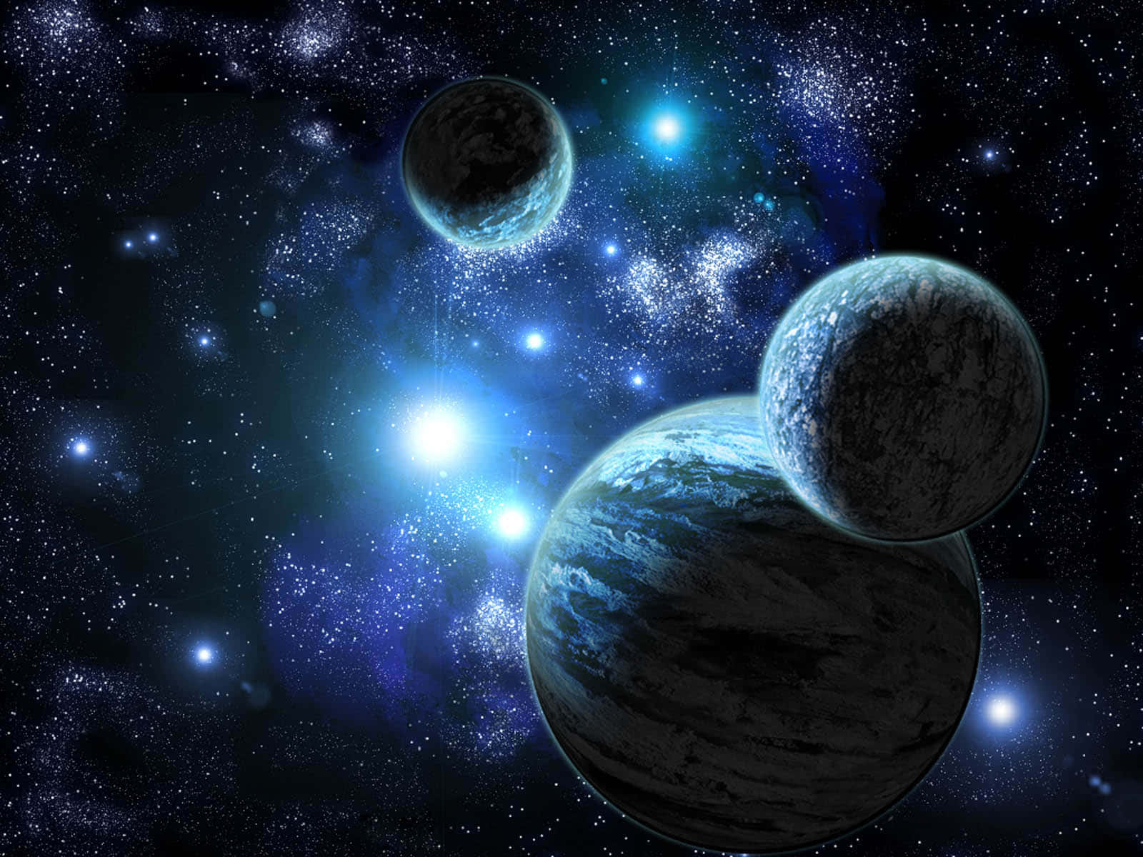 Beautiful Space 桌布 壁紙 — 一個宇宙場景，三顆行星圍繞著一顆明亮的恆星運行，周圍環繞著旋轉的藍色星雲和閃爍的星星。