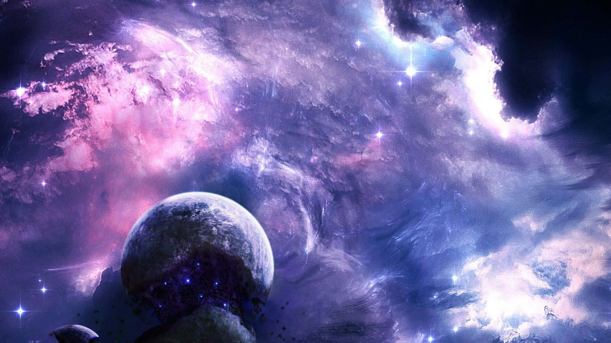 Aesthetic YouTube 桌布 壁紙 — 一個宇宙場景，發光的紫色和藍色星雲在星空下圍繞著一個大行星旋轉。