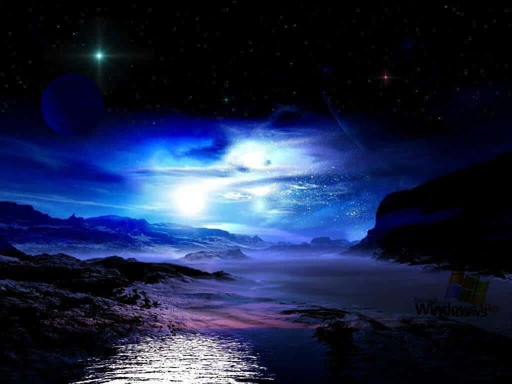 月光 桌布 壁紙 — 一個宇宙夜景，發光的藍色月亮籠罩在霧氣繚繞的山脈和星空下反射的河流之上。