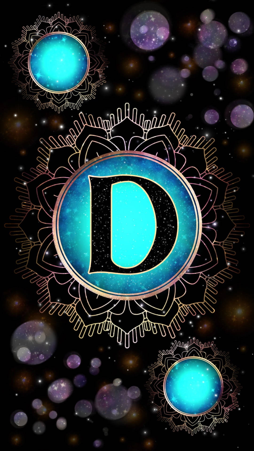 字母 桌布 壁紙 — 一個宇宙字母D，位於發光的藍色圓圈內，周圍環繞著複雜的曼陀羅圖案和閃爍的星體，背景為深色。