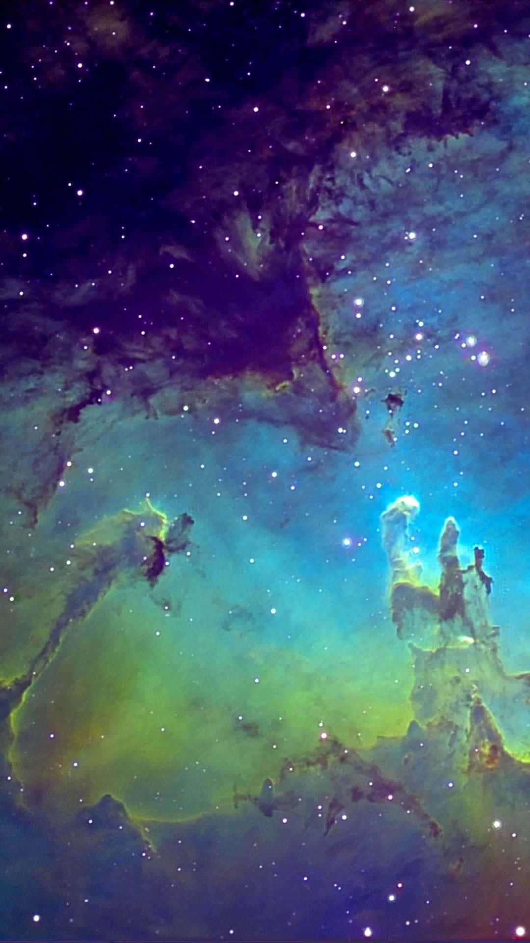 iPhone 8 Plus 桌布 壁紙 — 一個宇宙星雲，帶有發光的綠色和藍色雲層，以及點綴著閃爍星星的黑暗塵埃帶。