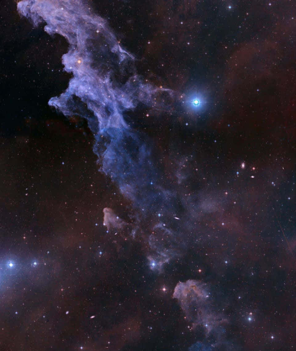 Interstellar Cloud 桌布 壁紙 — 一個宇宙星雲，有旋轉的藍色和紫色氣體雲，被明亮的星星照亮，背景是黑暗的星空。