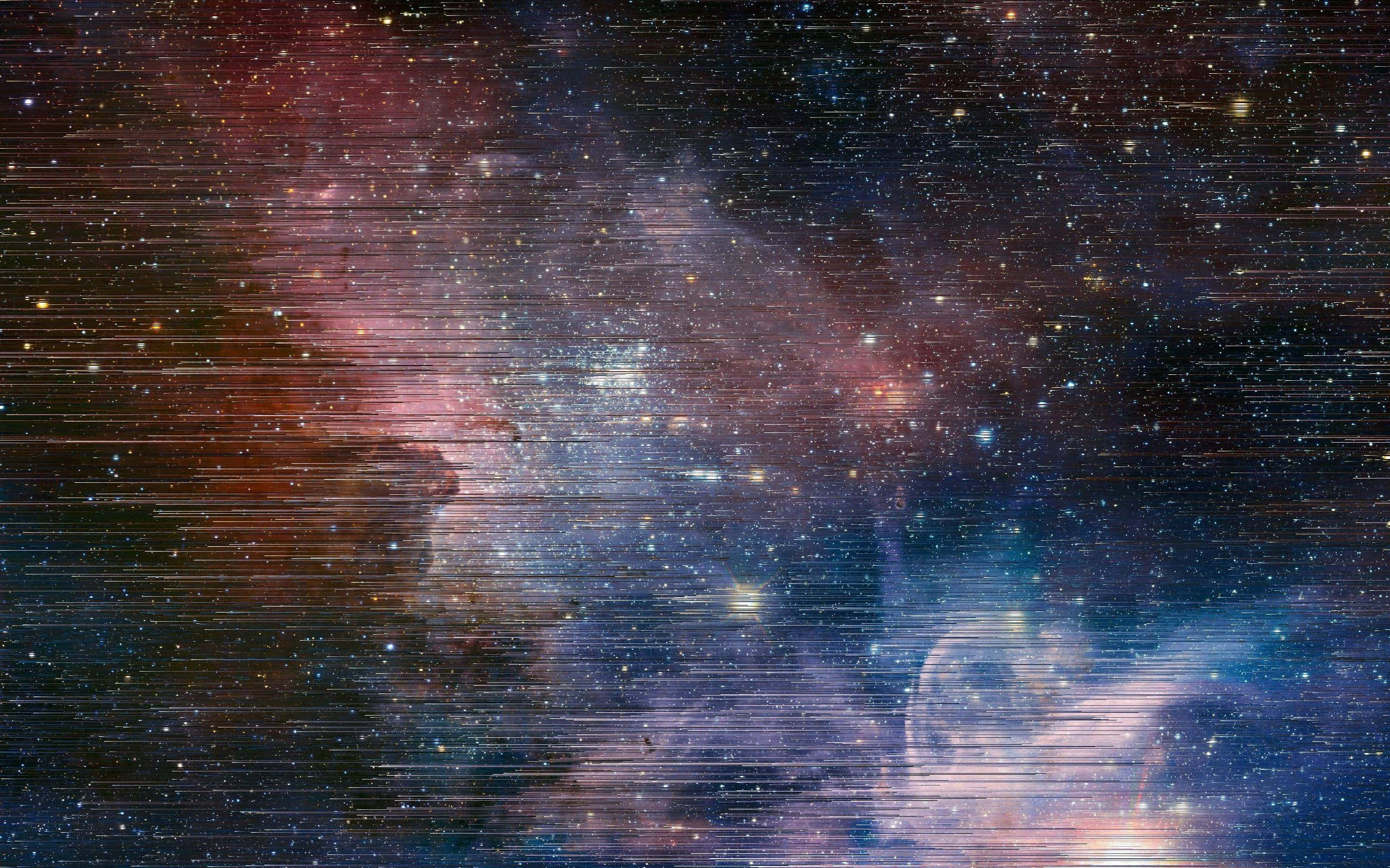 Glitch Effect 桌布 壁紙 — 一個宇宙星雲以充滿活力的粉紅色、藍色和紫色色調旋轉，背景是星空，上面覆蓋著數位故障線條。