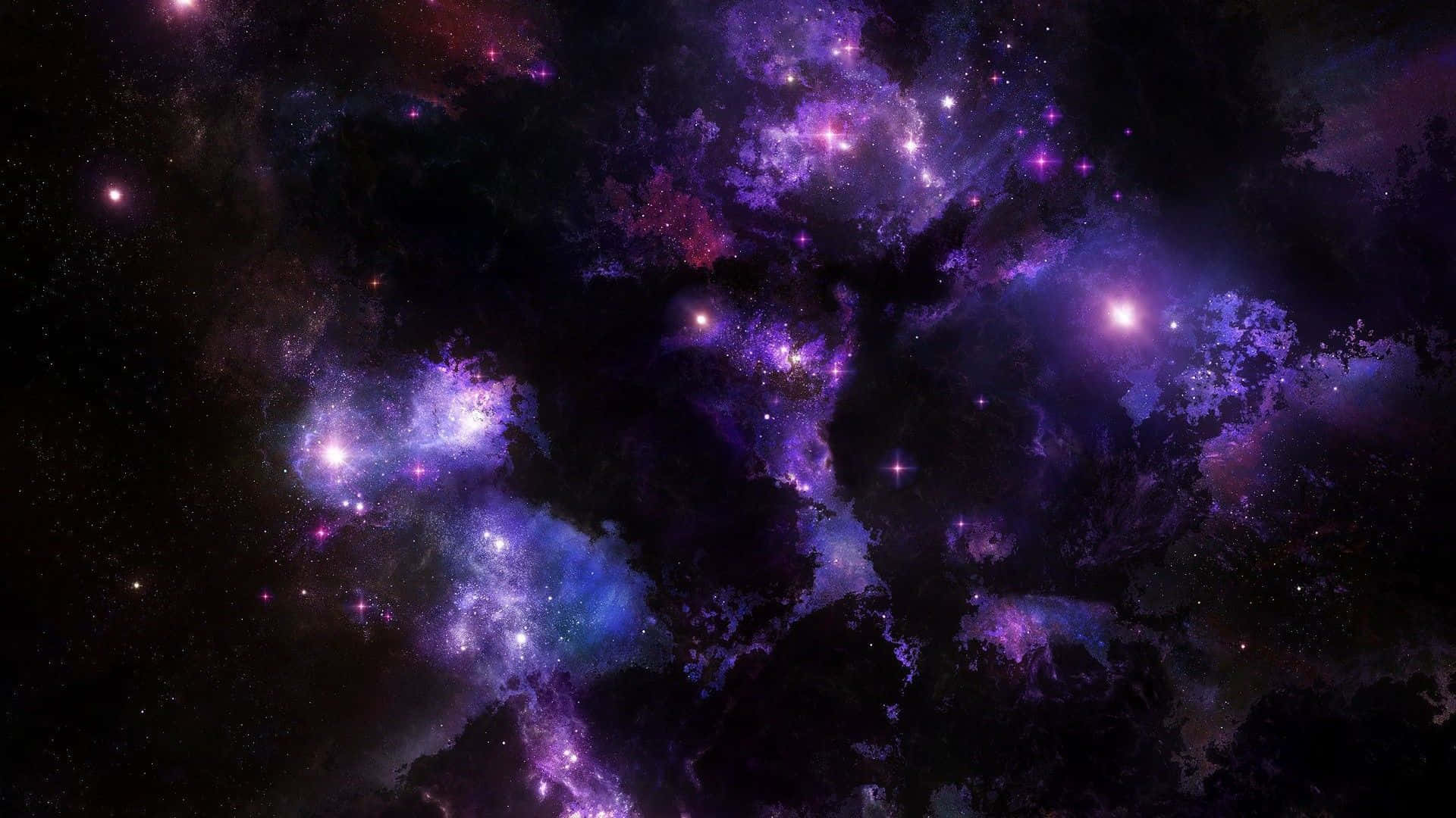 紫色銀河 桌布 壁紙 — 一個宇宙星雲在佈滿星星的黑色虛空中旋轉，呈現出充滿活力的紫色和藍色雲層。
