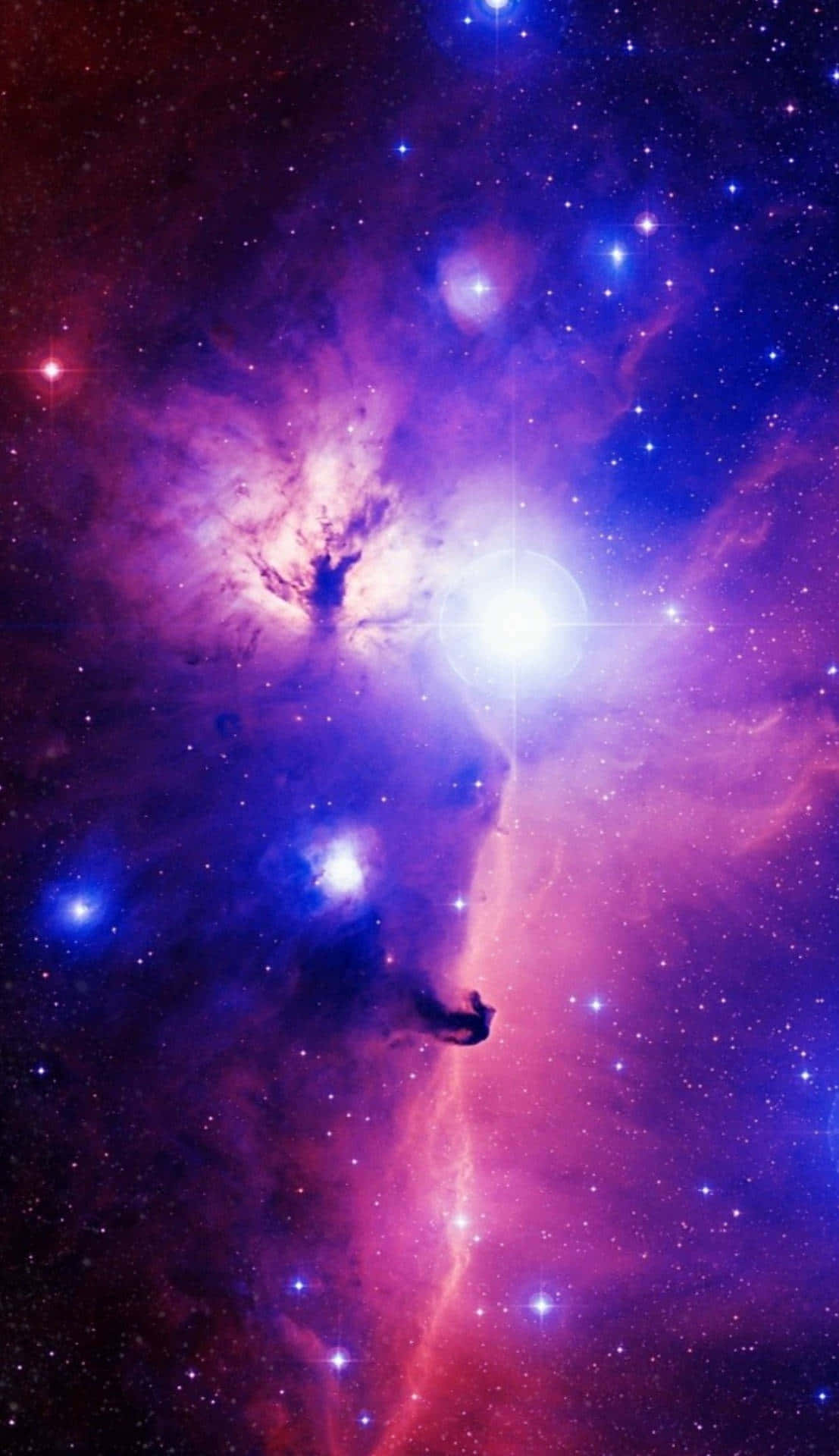 Kawaii Galaxy 桌布 壁紙 — 一個宇宙星雲在充滿活力的紫色和藍色中旋轉，帶有發光的星星和明亮的中心星爆。
