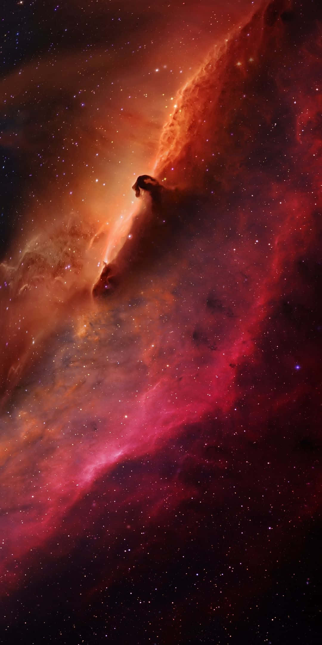Xiaomi 桌布 壁紙 — 一個宇宙星雲在星空中散發出火紅和橙色的光芒，並呈現出一個黑暗的宇宙柱狀輪廓。