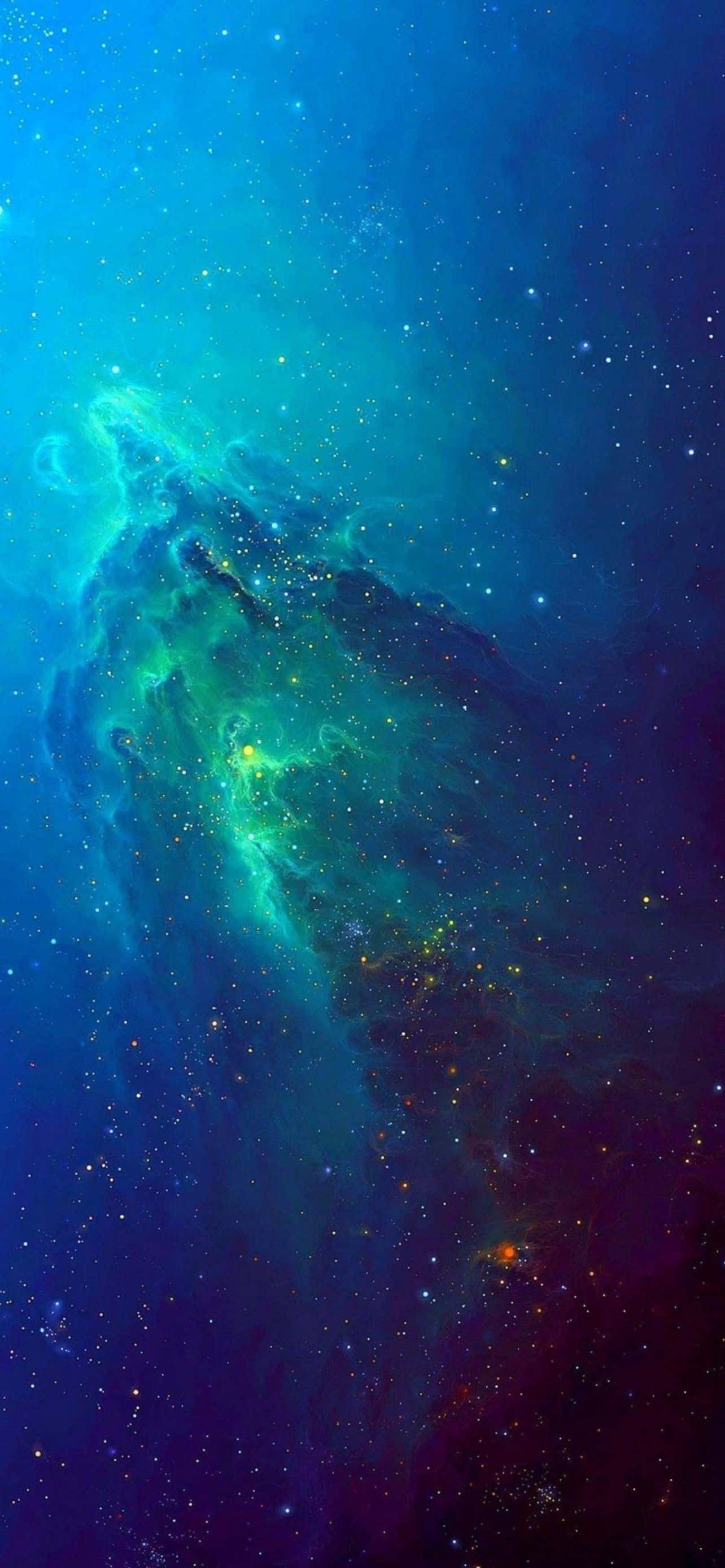 藍色 iPhone 桌布 壁紙 — 一個宇宙星雲在星空背景下以充滿活力的青綠色和深紫色色調旋轉。