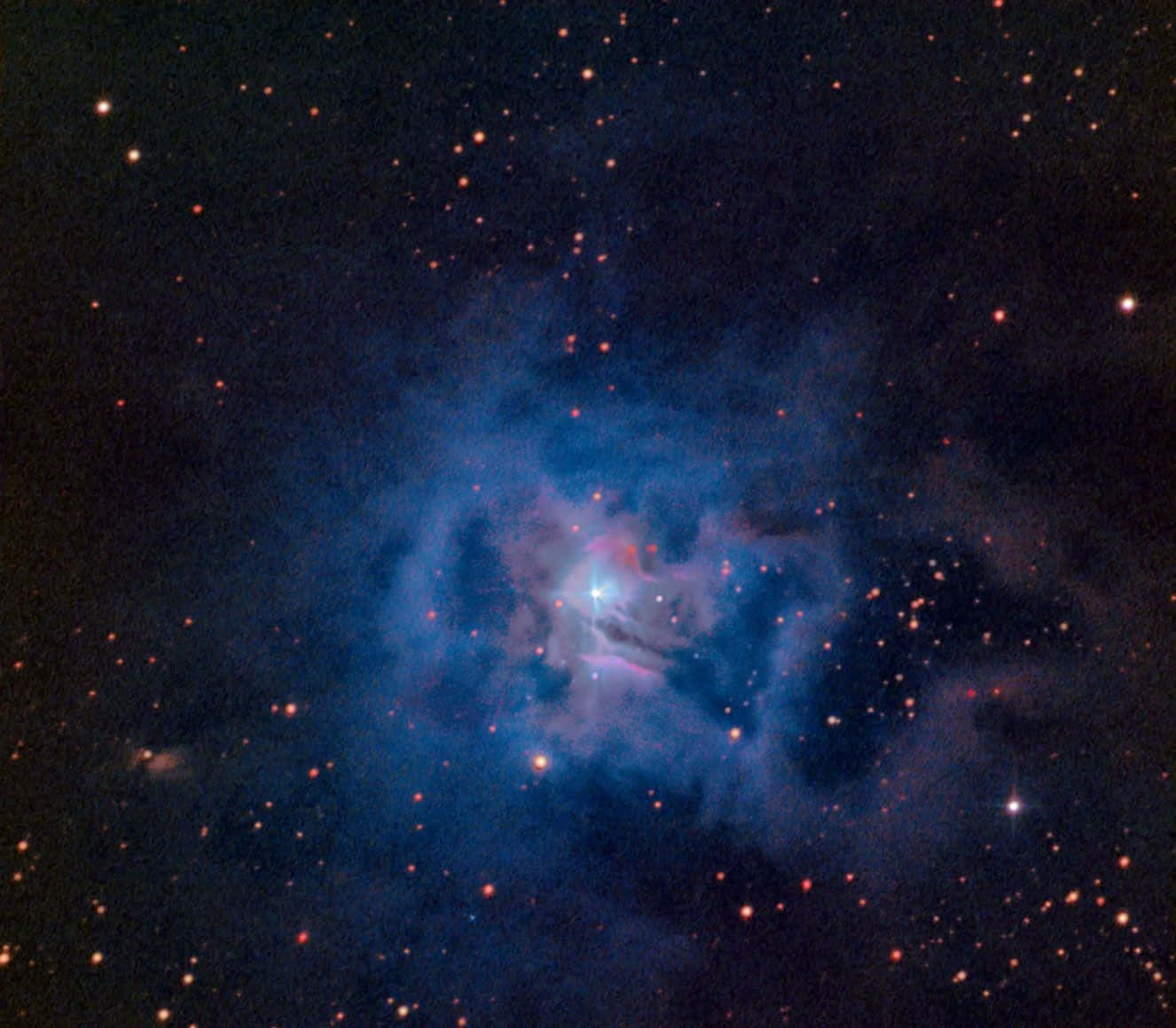 Interstellar Cloud 桌布 壁紙 — 一個宇宙星雲在深空星場中散發出鮮豔的藍色和紅色色調。