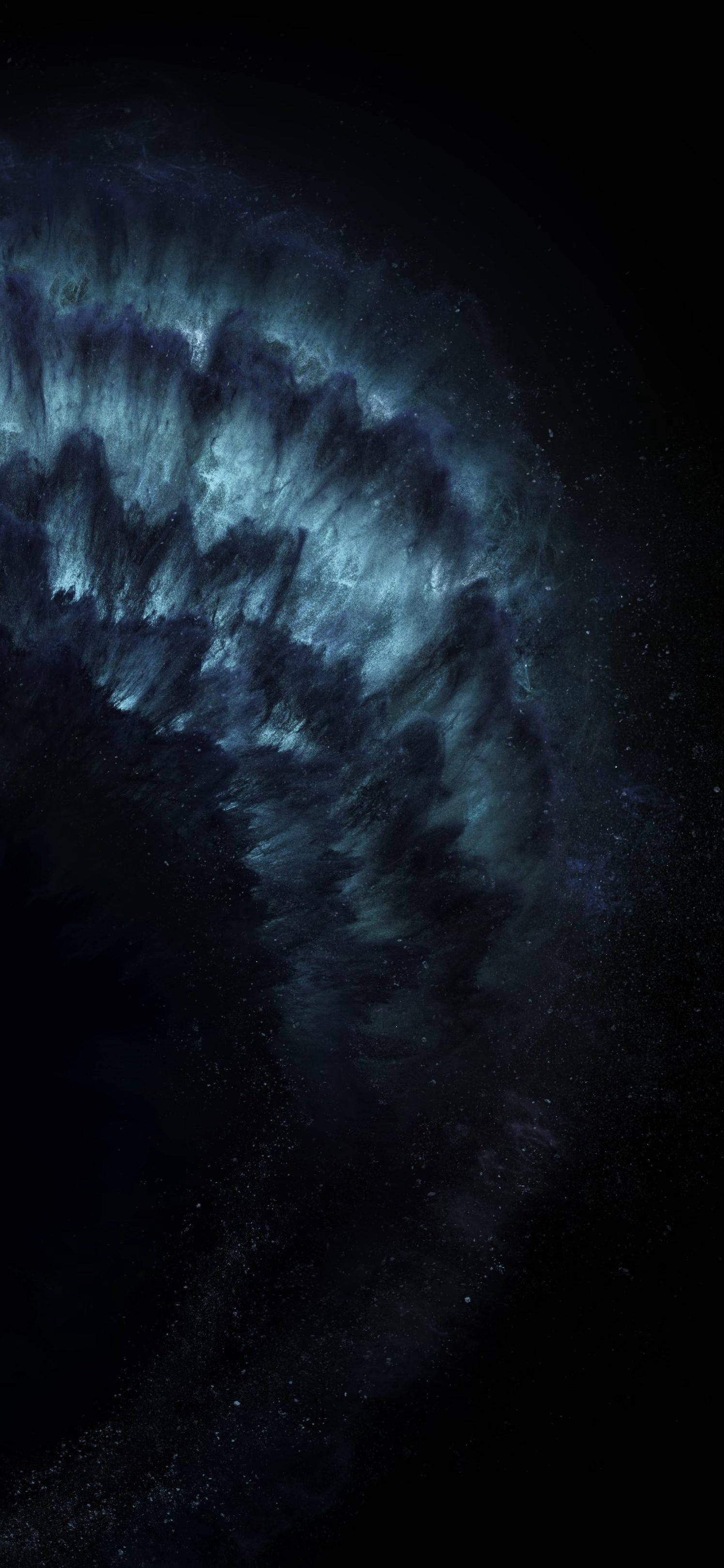 銀河 桌布 壁紙 — 一個宇宙星雲在深藍色和黑色中旋轉，背景是廣闊星空。