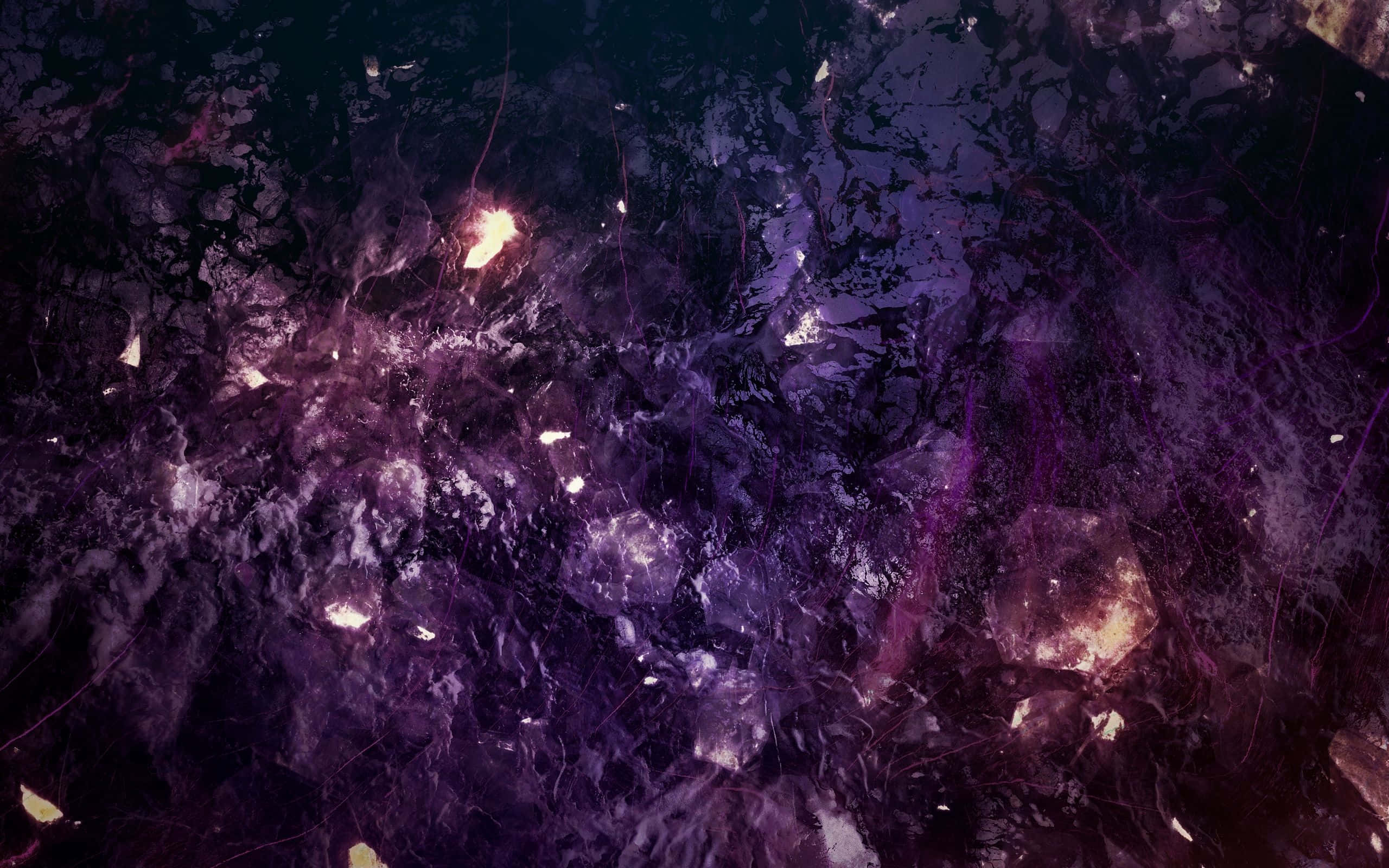 Amethyst 桌布 壁紙 — 一個宇宙星雲在黑暗虛空中旋轉，帶有深紫色和發光的琥珀色火花。
