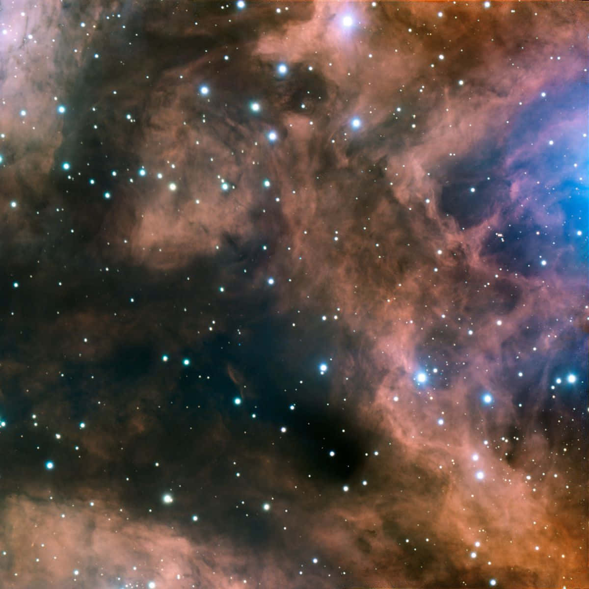 Interstellar Cloud 桌布 壁紙 — 一個宇宙星雲在黑暗虛空中旋轉，散發著橙色和藍色的發光氣體，點綴著明亮的星星。