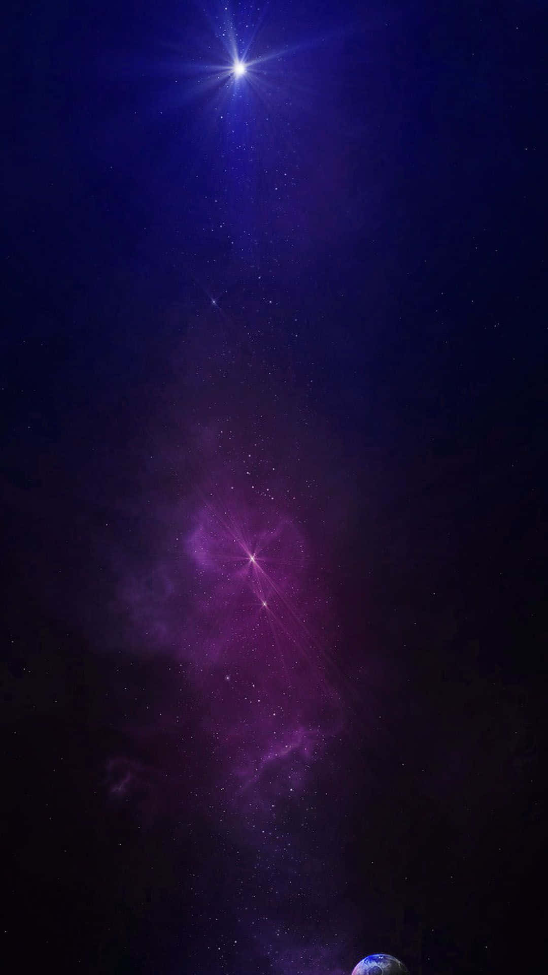 Galaxy Stars 桌布 壁紙 — 一個宇宙景觀，一顆璀璨的星星位於發光的紫色星雲上方，底部可見一顆行星。