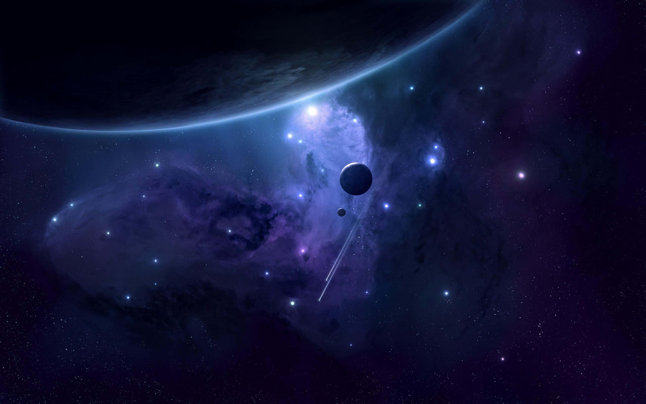 Imaginative 桌布 壁紙 — 一個宇宙景觀，包含發光的紫色星雲、遙遠的星星，以及一顆擁有明亮大氣層的行星，背景是黑暗的虛空。