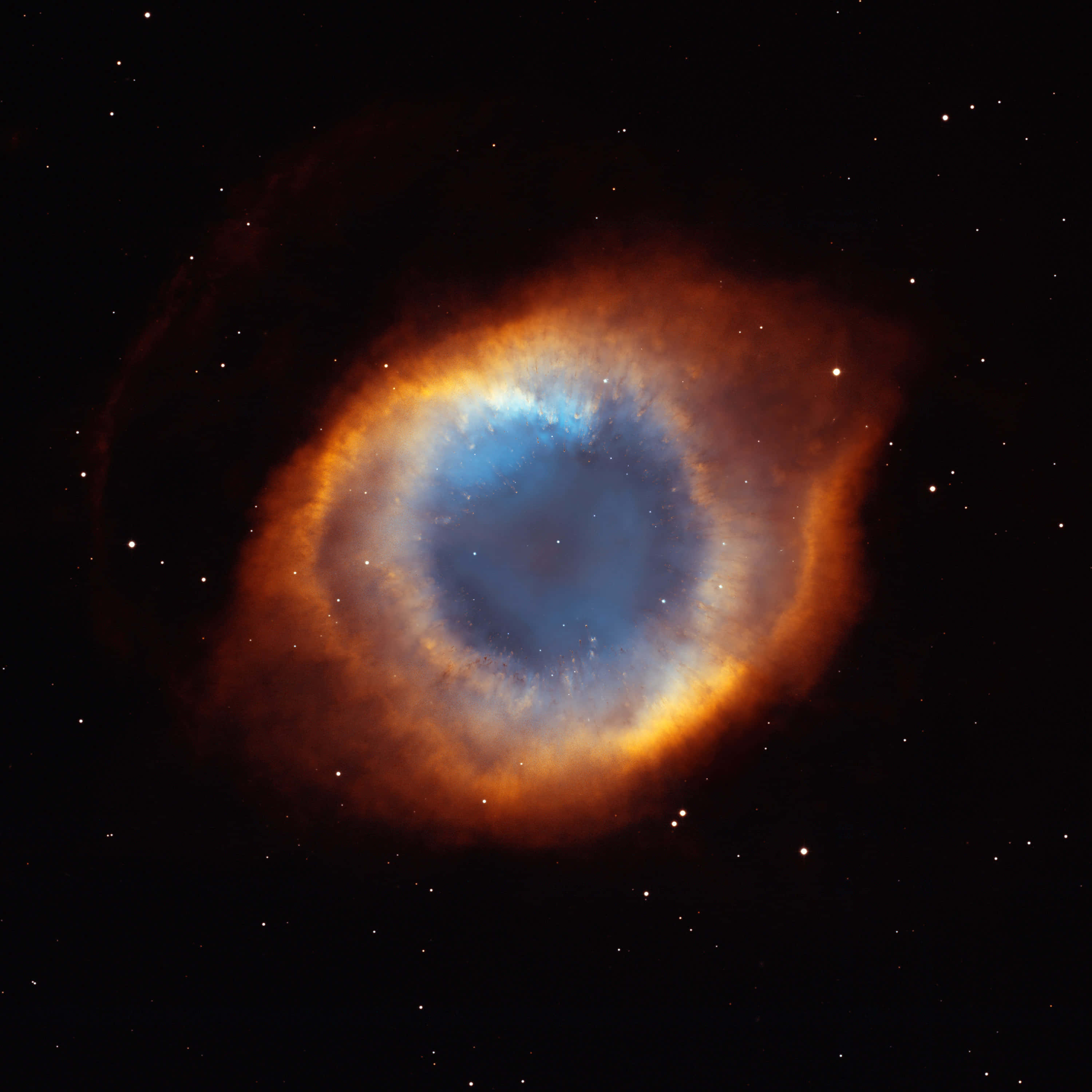 Planetary Nebula 桌布 壁紙 — 一個宇宙眼睛星雲，在星空中散發出火熱的橙色和冷藍色光芒。