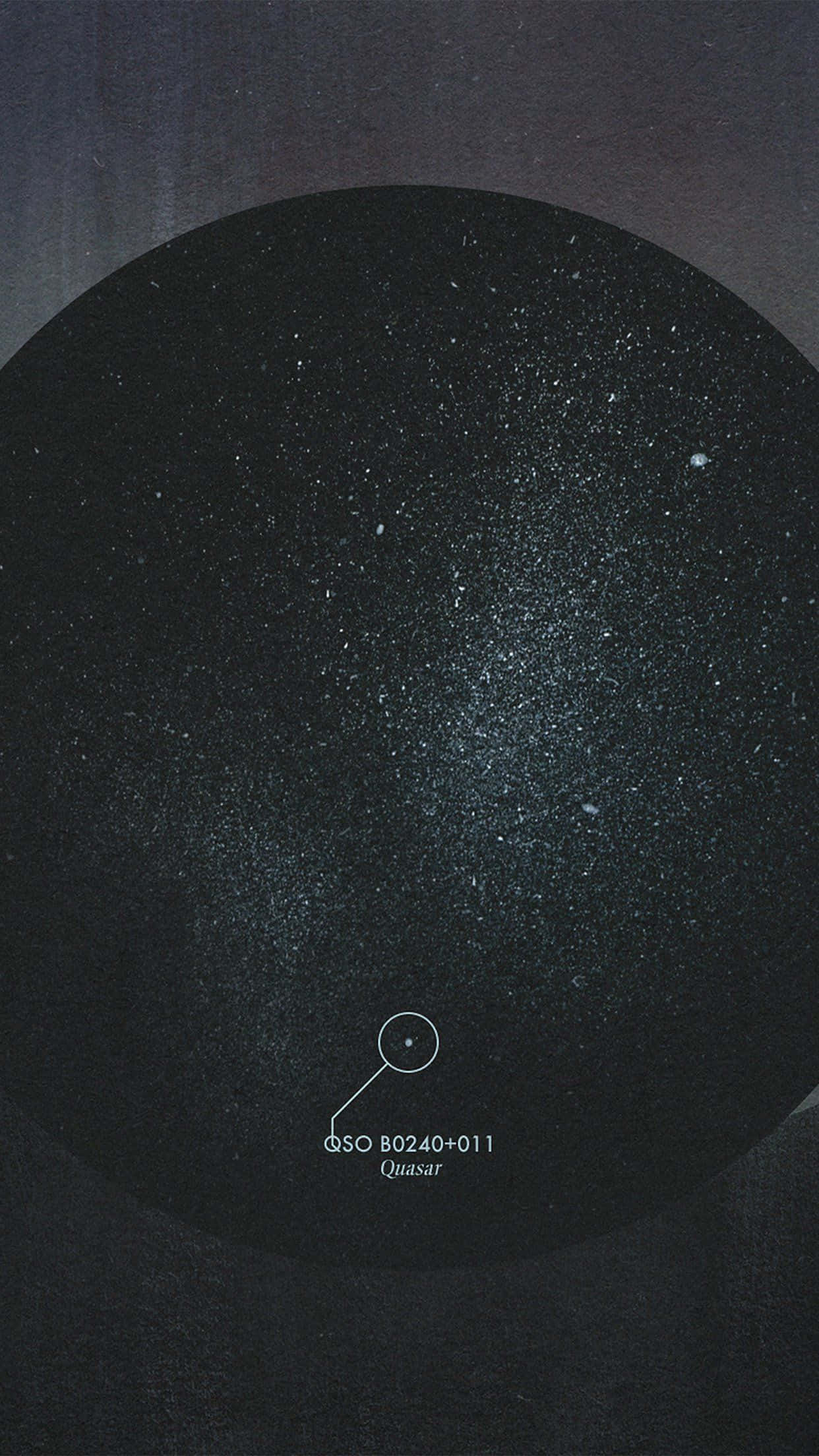 簡約風格 桌布 壁紙 — 一個宇宙視角，顯示一個標記為 QSO 80240+011 的類星體在圓形星場中微弱發光，背景為深色紋理。