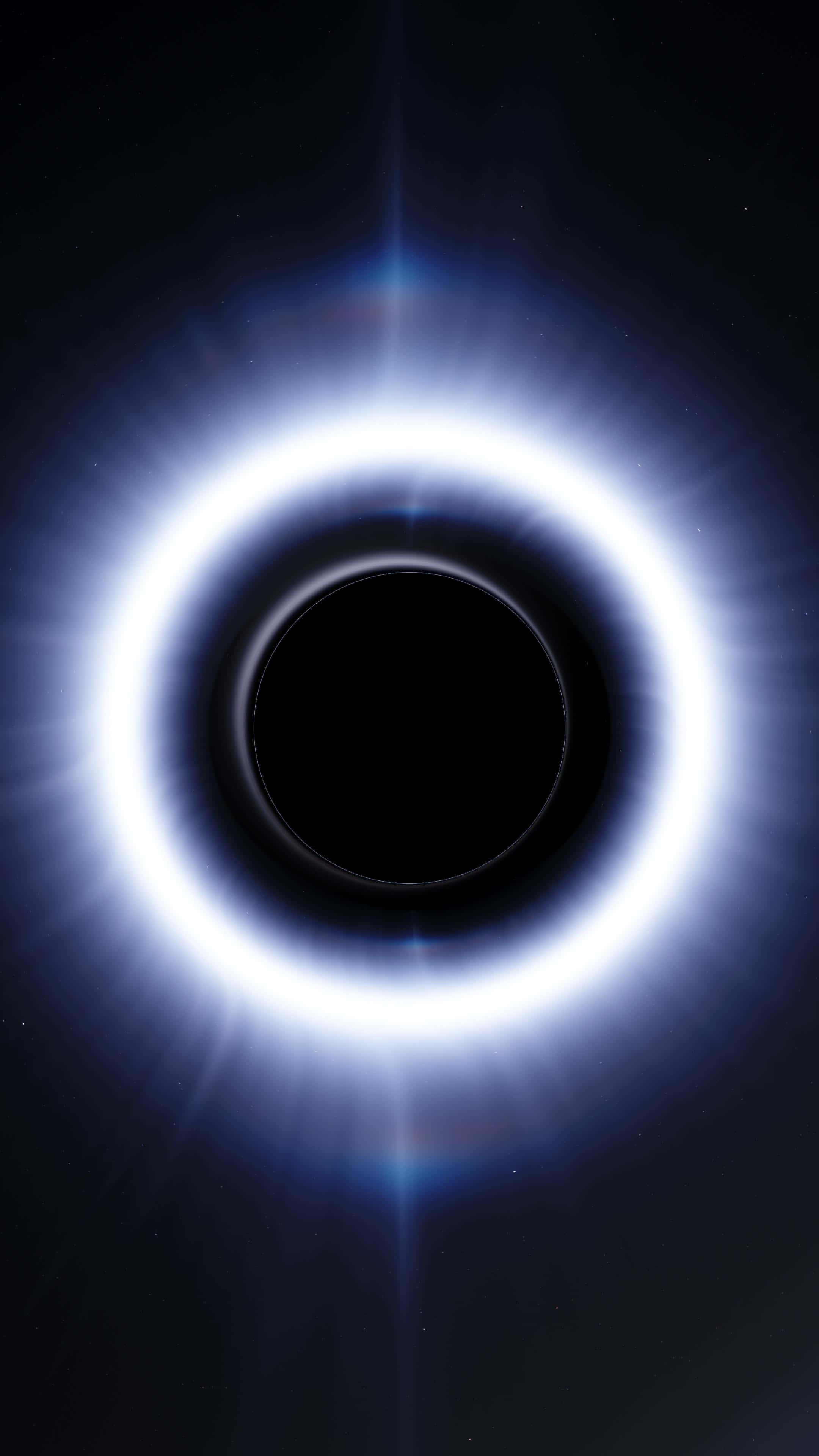 Black Hole Sun 桌布 壁紙 — 一個宇宙黑洞，帶有明亮的白色吸積盤，在星空中散發光芒。