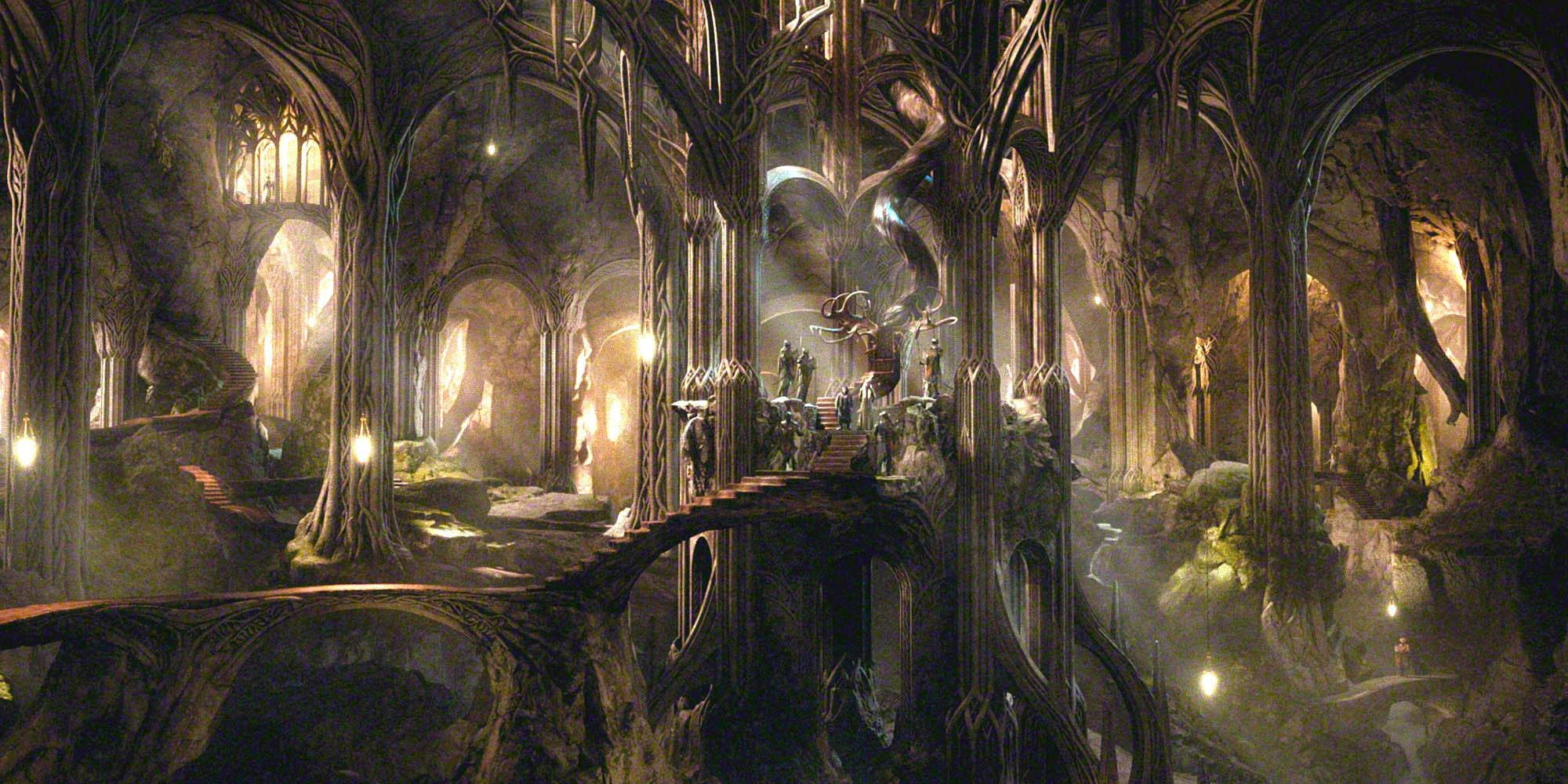 Lord Of The Rings Landscape 桌布 壁紙 — 一個宏偉的大教堂式洞穴，高聳的樹根和發光的燈籠照亮了迷霧籠罩的神秘地下領域。