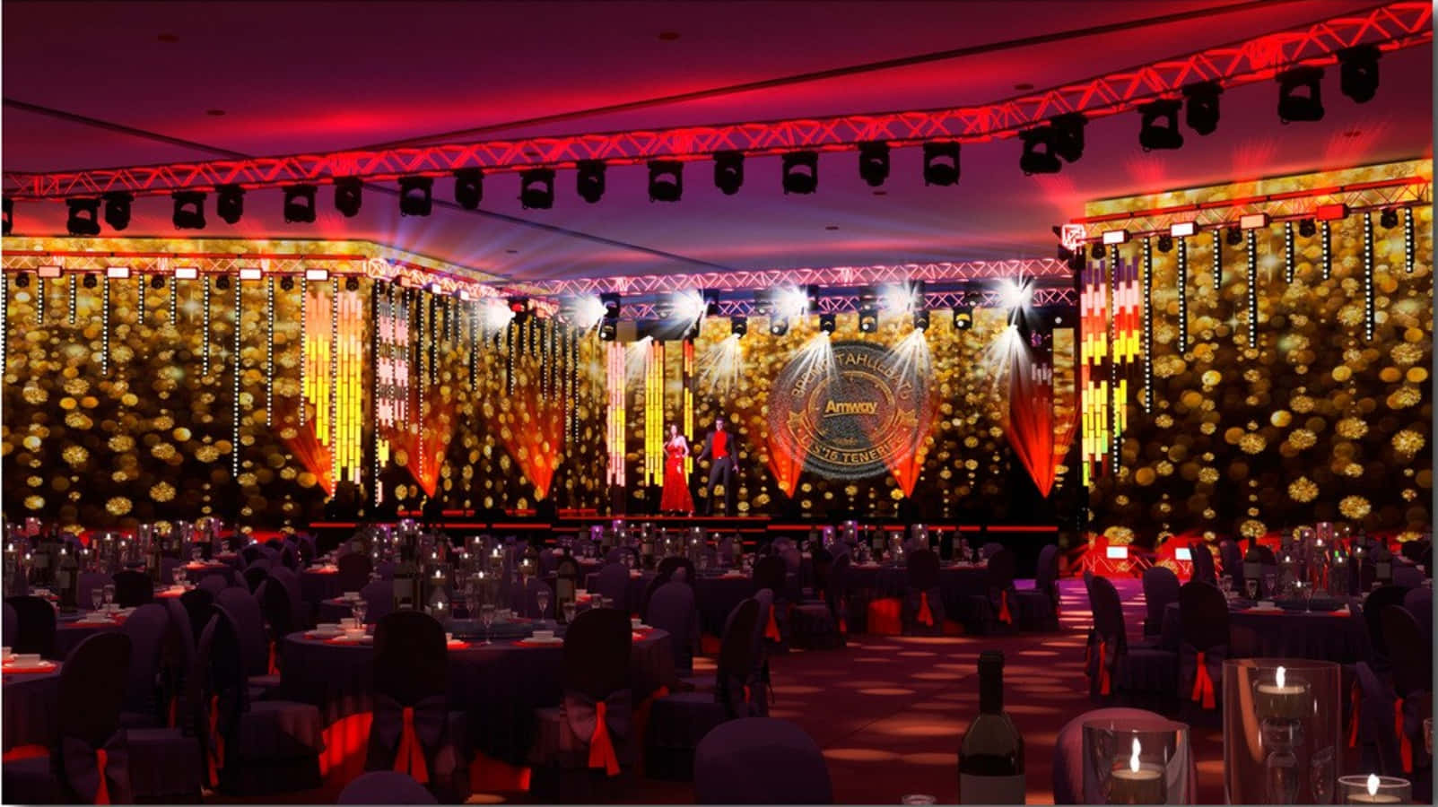 Black Tie Event 桌布 壁紙 — 一個宏偉的宴會廳，沐浴在紅色和金色的燈光中，配有耀眼的舞台背景和為正式活動設置的圓桌。