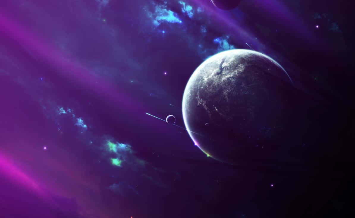紫色銀河 桌布 壁紙 — 一個宏偉的紫色星雲圍繞著一顆帶有小衛星和遙遠恆星的大型行星旋轉，構成宇宙場景。