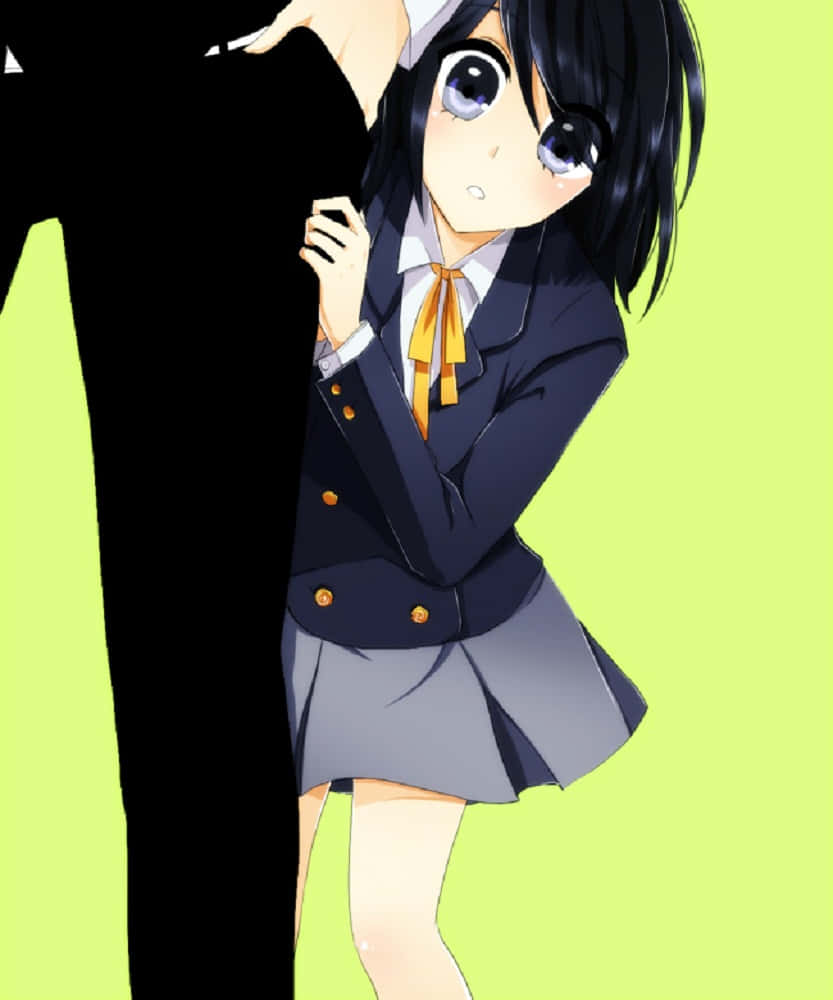 Akane Awakusu 桌布 壁紙 — 一個害羞的動漫女孩穿著校服，在明亮的青檸綠色背景前，從一個黑色剪影後面探出頭來。