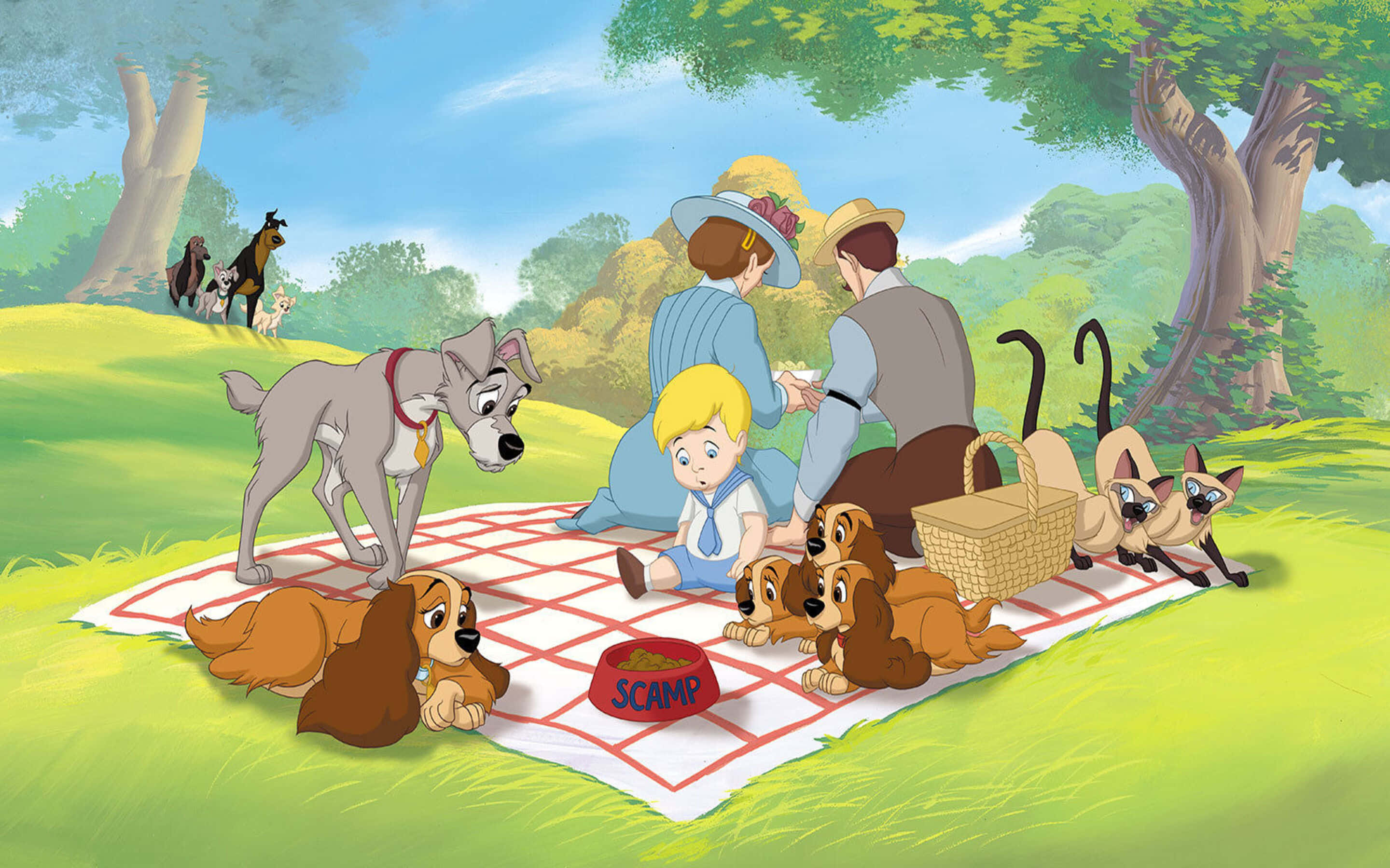 lady and the tramp 桌布 壁紙 — 一個家庭和他們的狗在綠草如茵的山丘上，樹蔭下鋪著紅色格子毯享受陽光野餐。