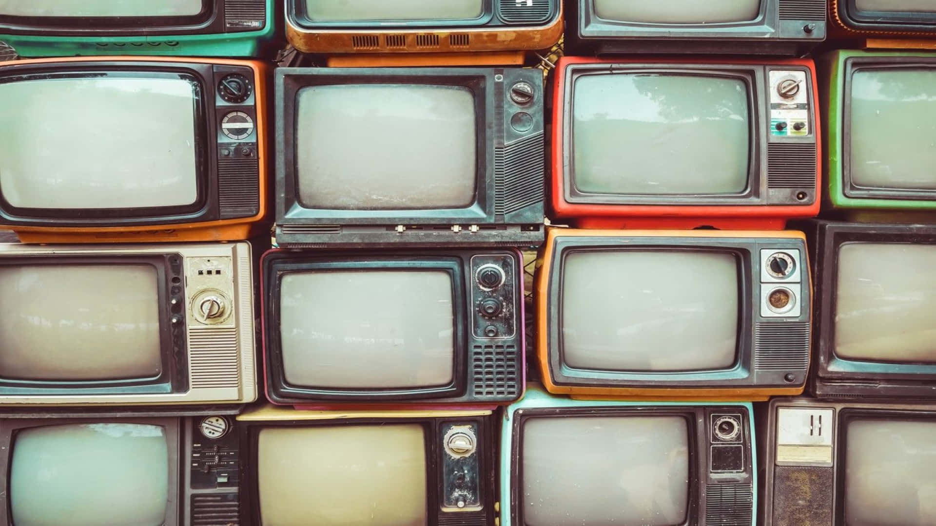 Television Set 桌布 壁紙 — 一個密集的復古CRT電視網格，以褪色的色彩展示懷舊科技拼貼。