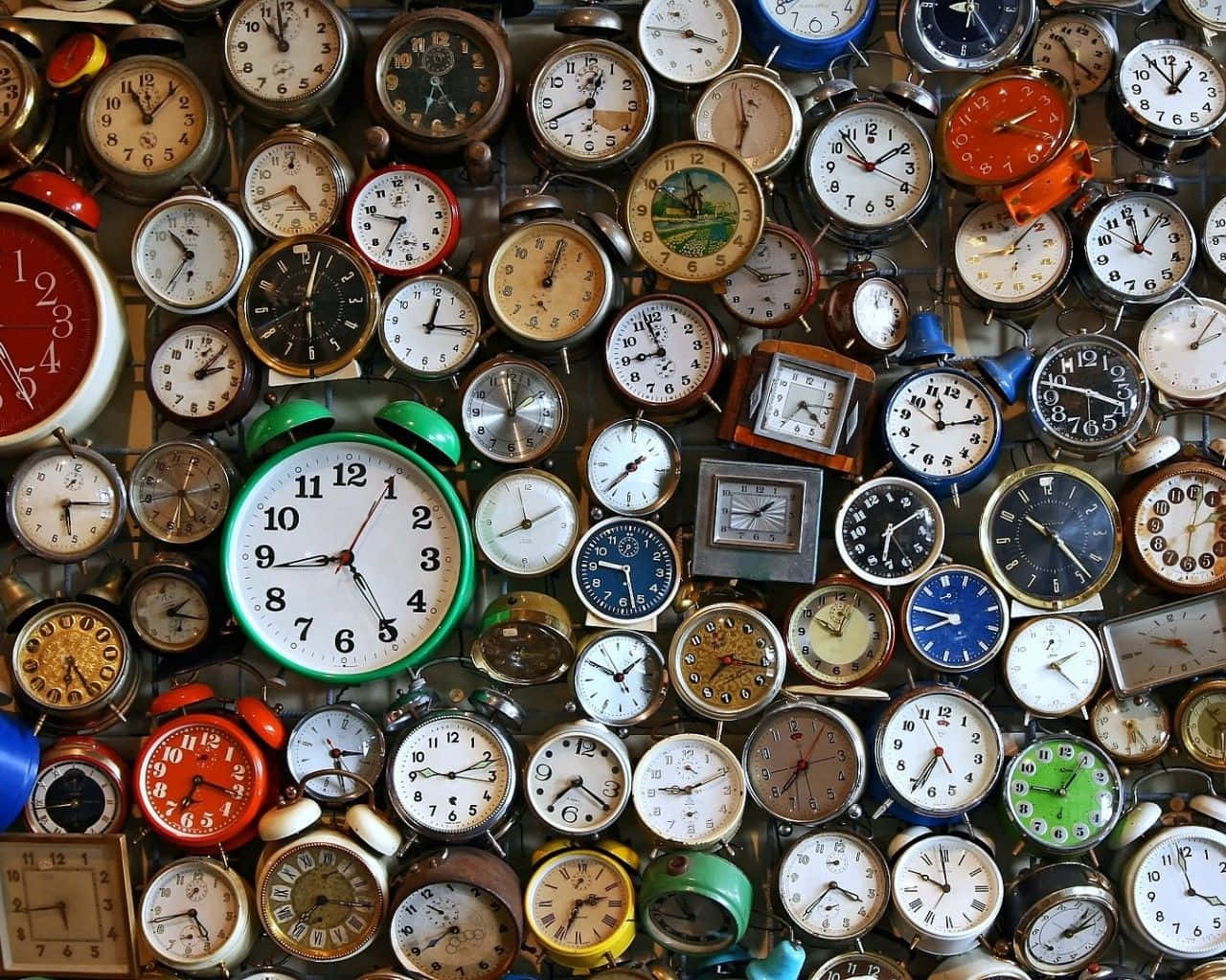 Time 桌布 壁紙 — 一個密集的拼貼畫，包含復古和現代鬧鐘，顏色和設計各異，全部顯示不同的時間。