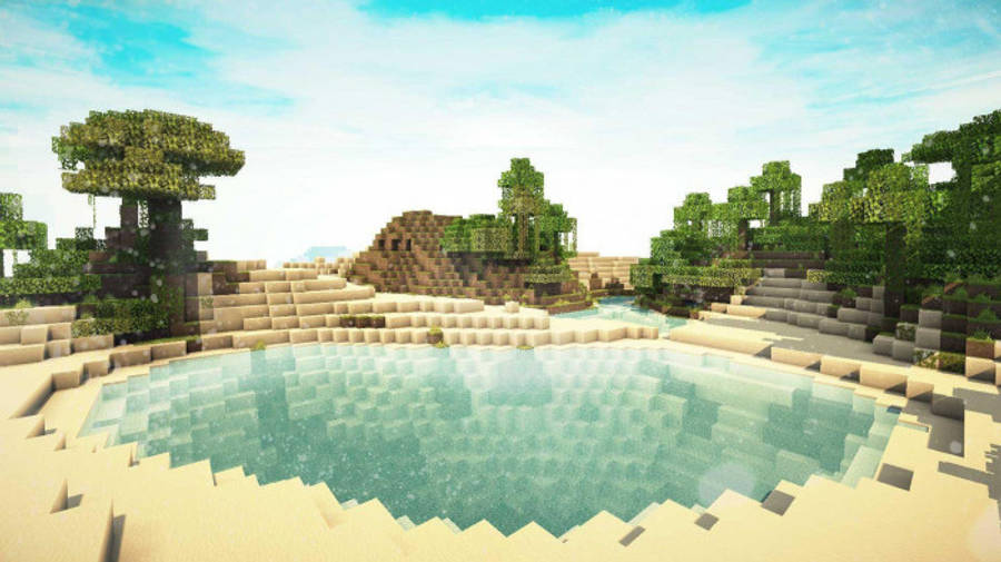 水 桌布 壁紙 — 一個寧靜嘅Minecraft景觀，有一個清澈嘅水池，周圍係方塊樹木同沙地，喺明亮嘅藍天下。