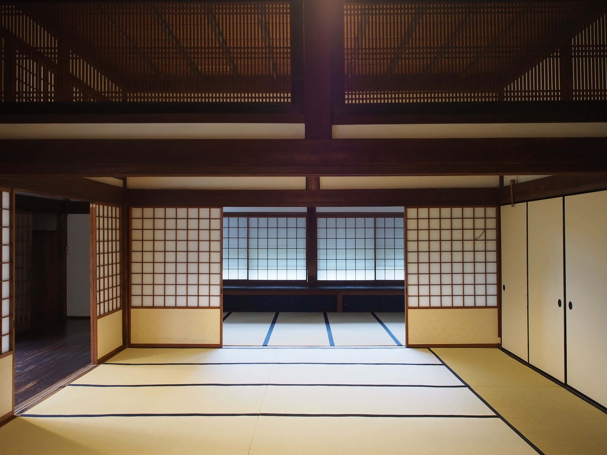 Japanese 桌布 壁紙 — 一個寧靜的傳統日式房間，鋪有榻榻米、木樑和障子屏風，沐浴在柔和自然光中。