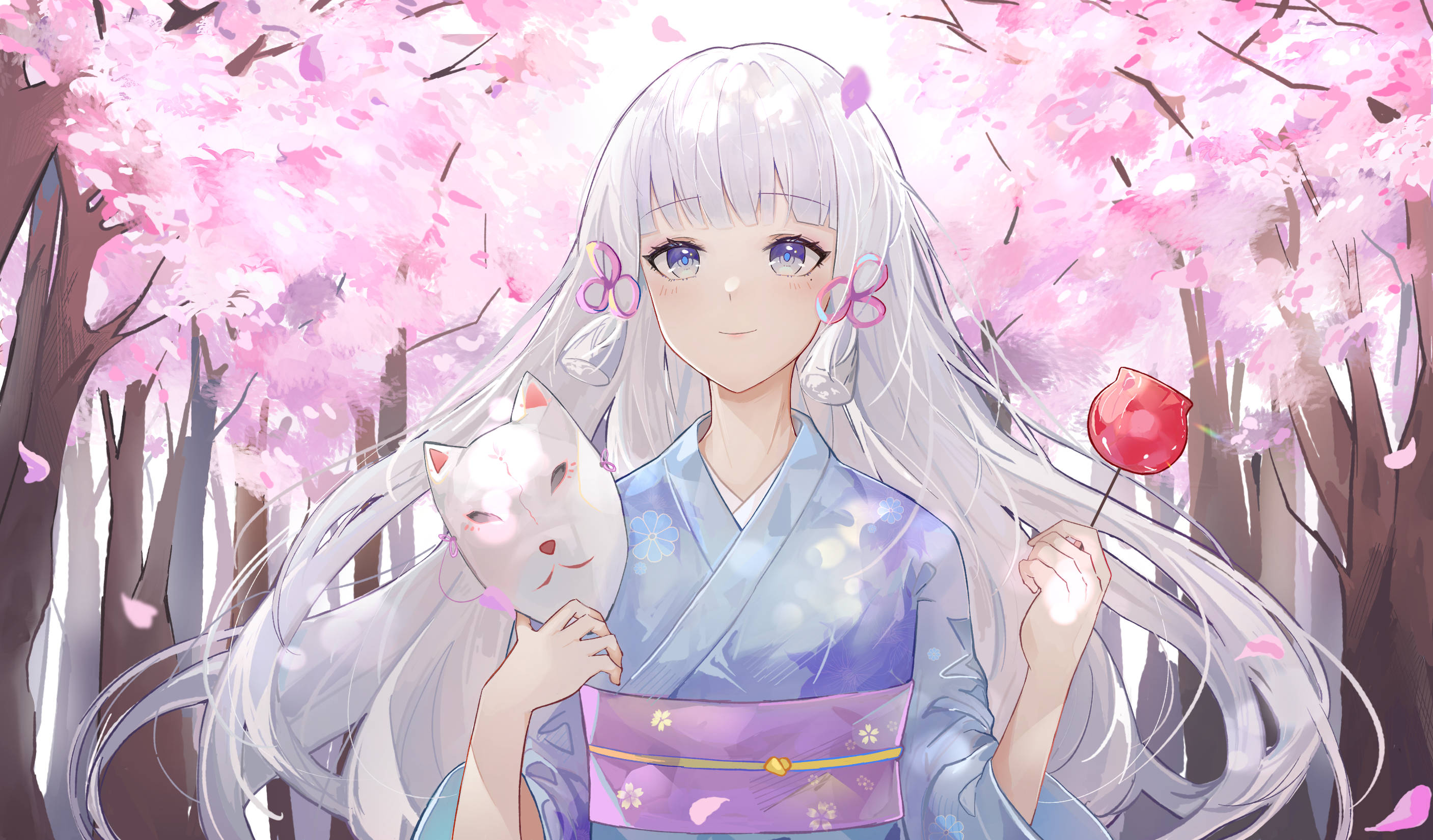 遊戲 桌布 壁紙 — 一個寧靜的動漫女孩，銀色頭髮，在盛開的粉紅色櫻花下拿著狐狸面具和紅色棒棒糖。
