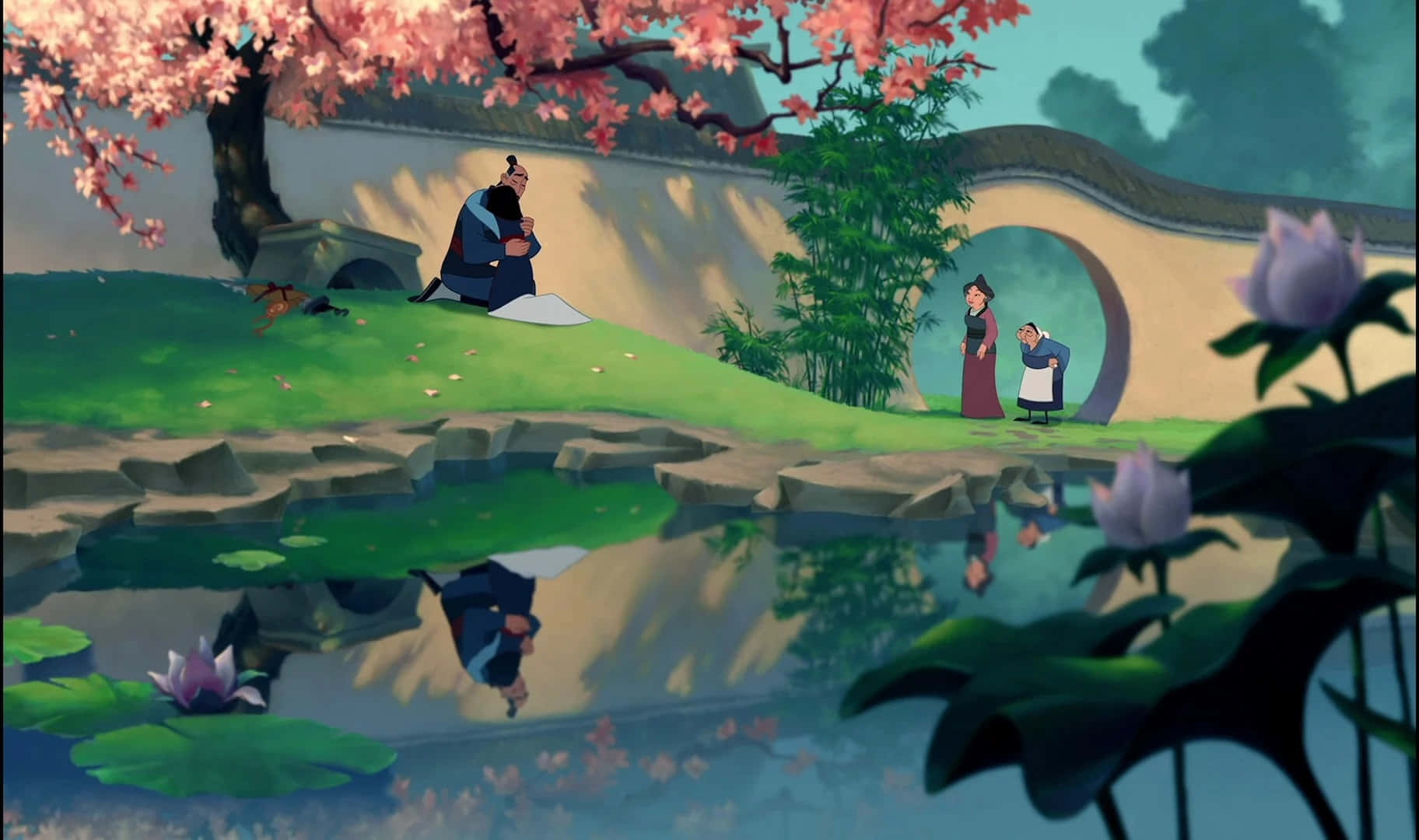 Mulan 桌布 壁紙 — 一個寧靜的動畫花園場景，櫻花倒映在池塘中，人物在石拱門附近漫步。