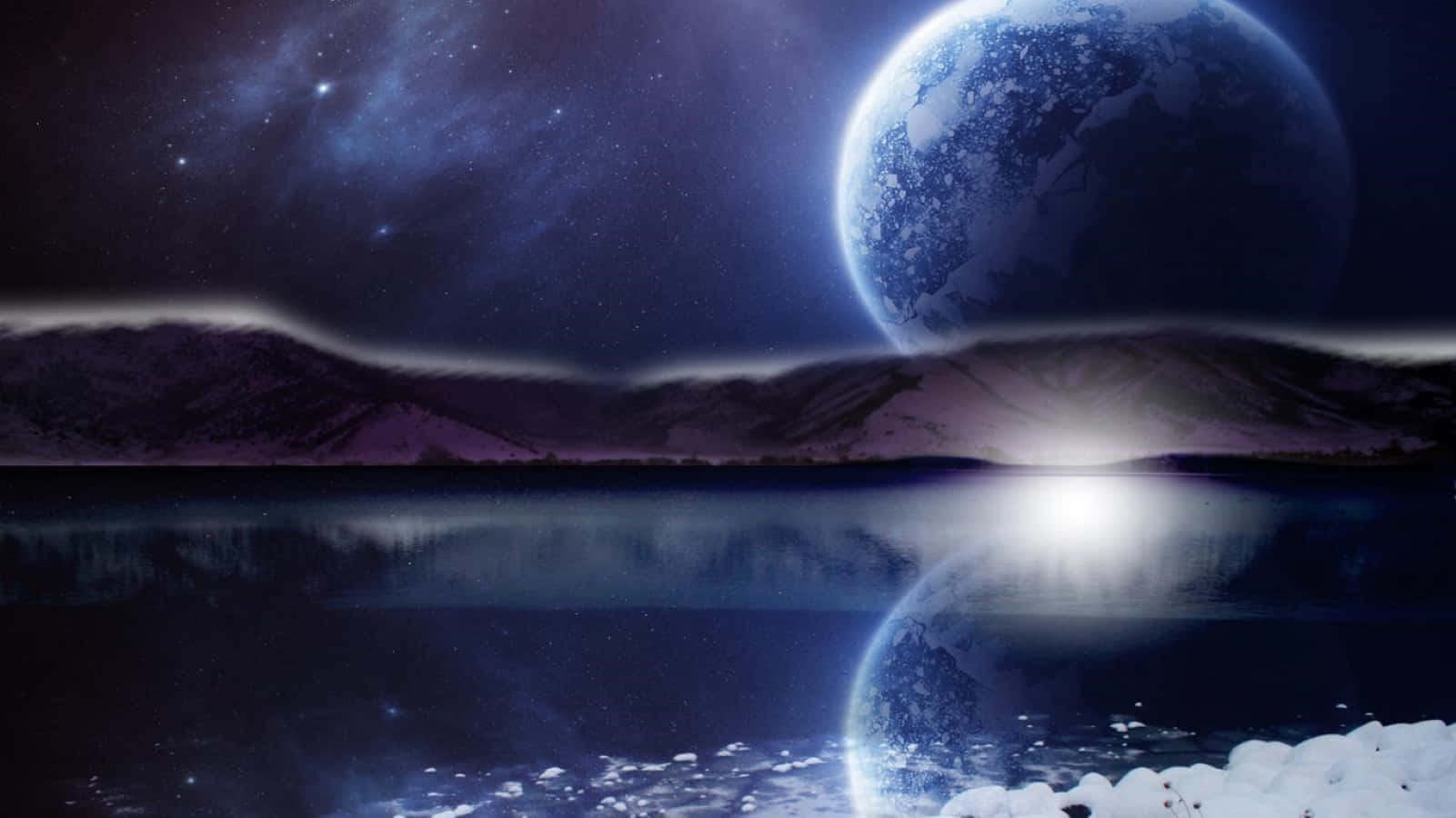 winter solstice 桌布 壁紙 — 一個寧靜的外星湖泊倒映著一個巨大的藍色行星和星空，上方是白雪覆蓋的山脈。