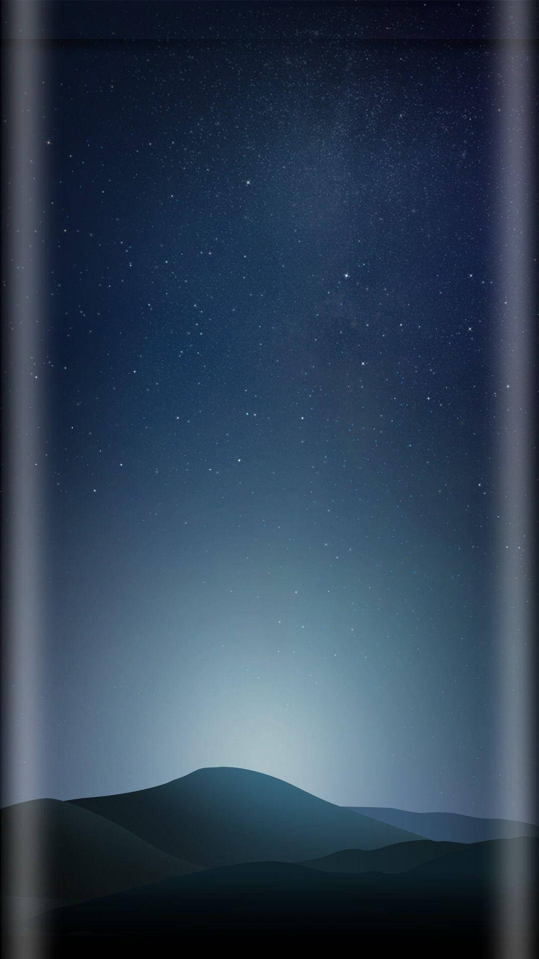 手機 桌布 壁紙 — 一個寧靜的夜空，佈滿星星和淡淡的銀河，在漸變藍色的廣闊天空下，彎曲在剪影般的起伏山丘之上。