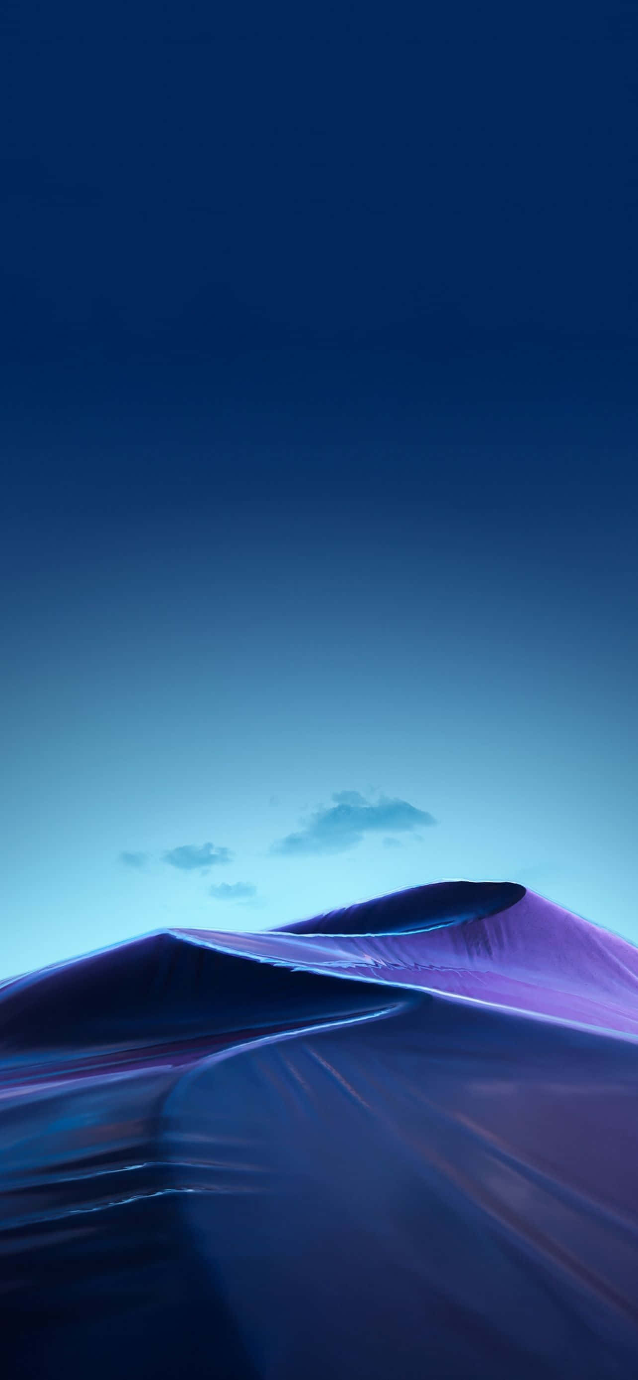 Mountain iPhone 桌布 壁紙 — 一個寧靜的數碼景觀，呈現平滑的紫色和藍色沙丘，背景是漸變的暮色天空，點綴著稀疏的雲朵。