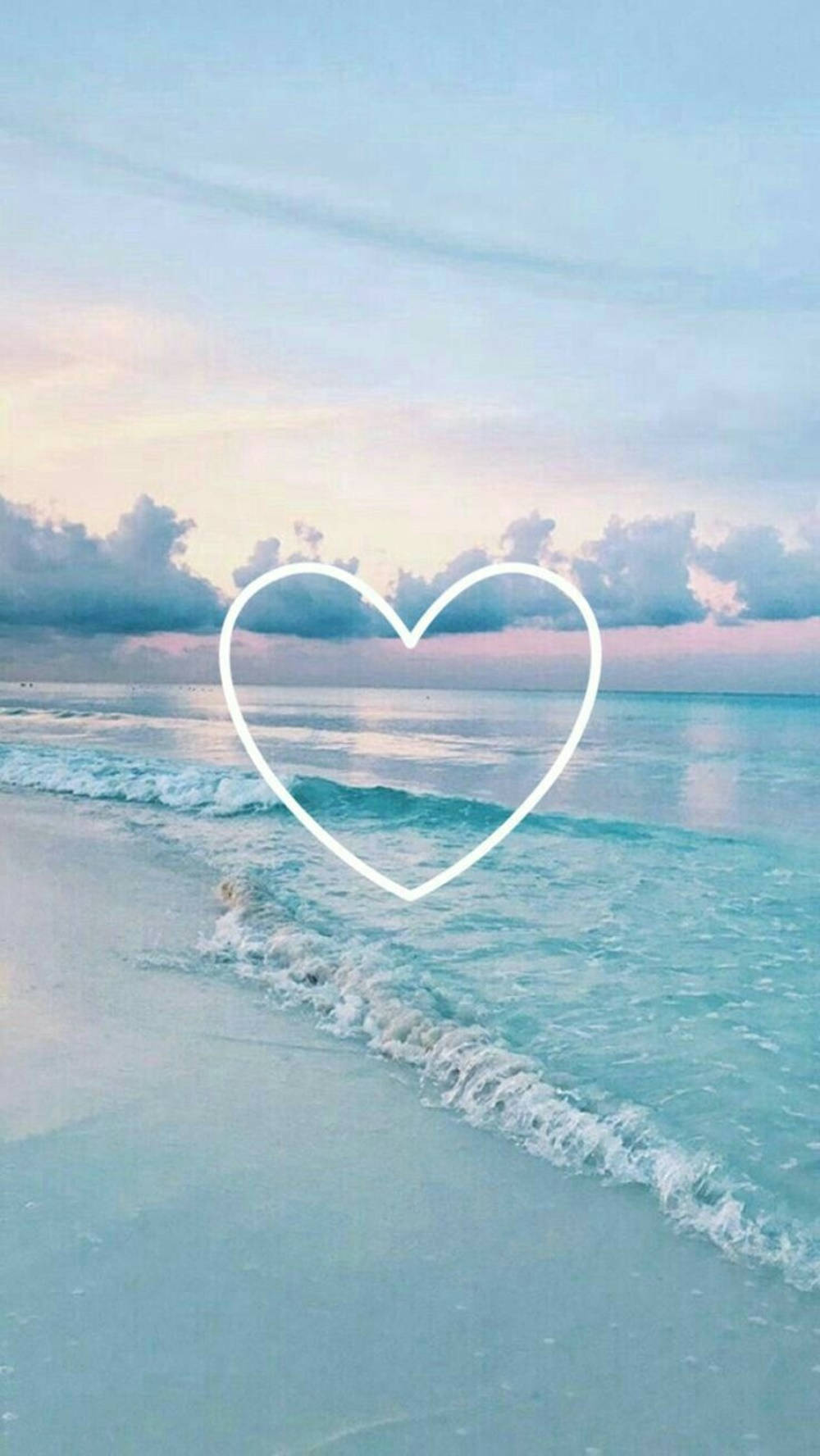 背景 桌布 壁紙 — 一個寧靜的海灘在日落時分，溫柔的海浪拍打著海岸，在粉彩色的天空下，被一個白色心形輪廓框住。
