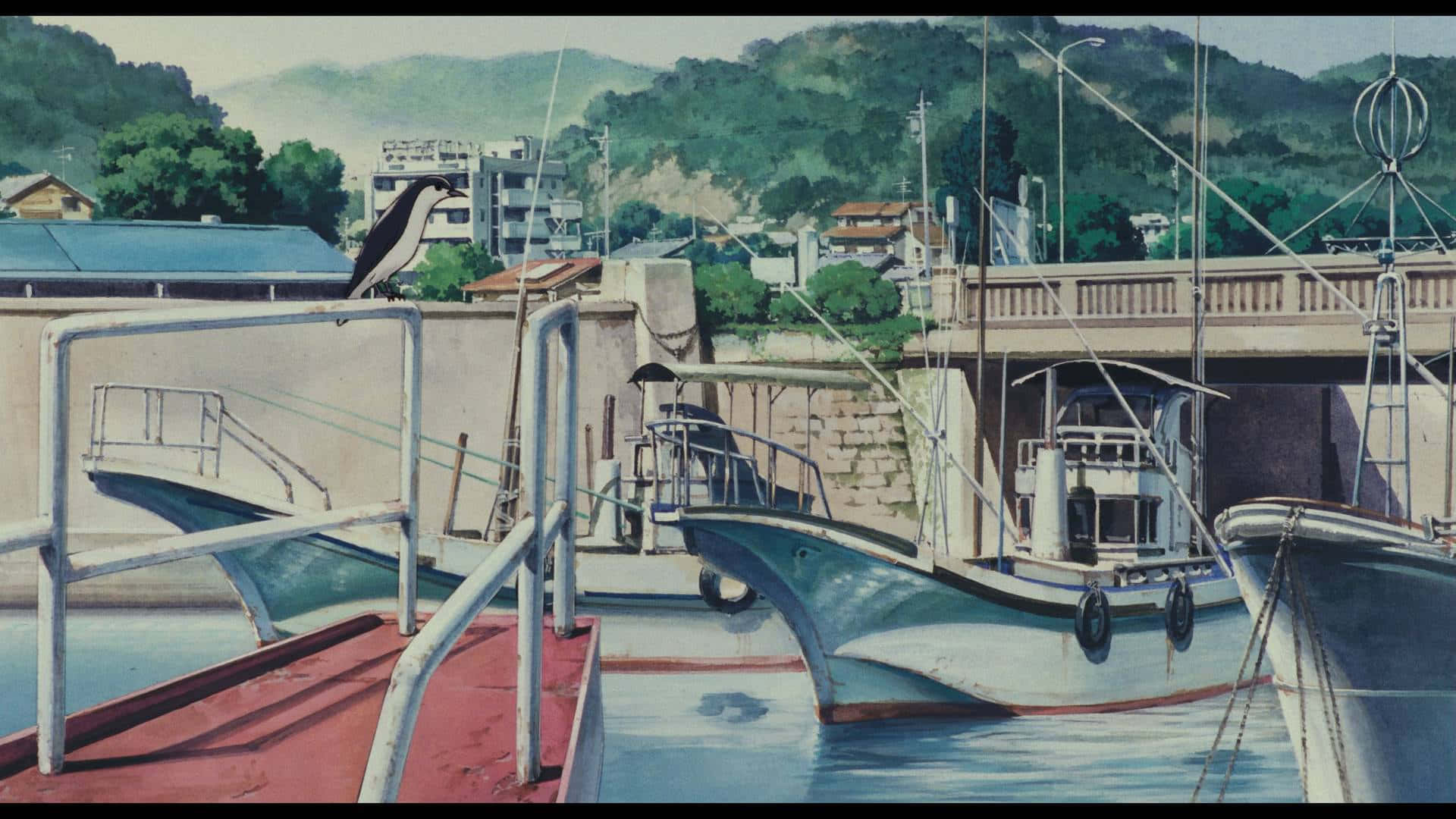 Studio Ghibli Ocean Waves 桌布 壁紙 — 一個寧靜的港口場景，漁船停泊在橋下，一隻企鵝棲息在欄杆上，背景是鬱鬱蔥蔥的綠色山丘。
