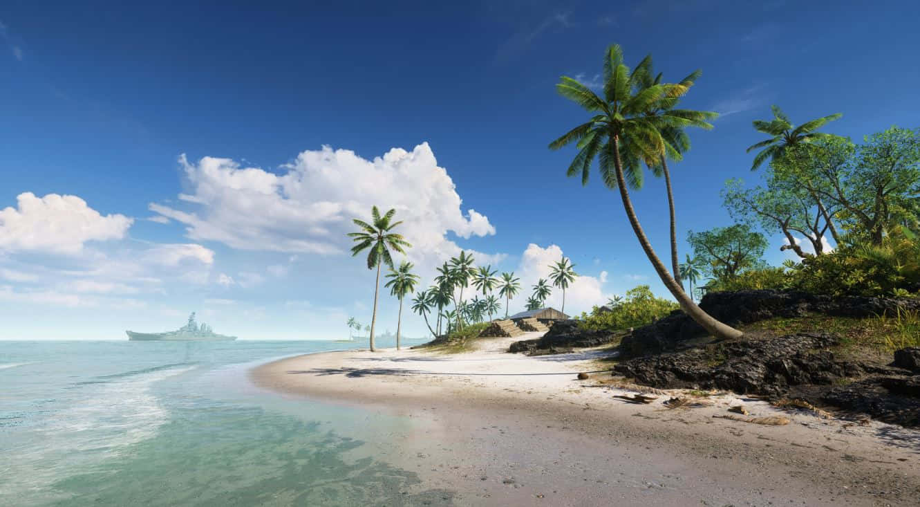 Seashore 桌布 壁紙 — 一個寧靜的熱帶海灘，有棕櫚樹和遠處的軍艦，在明亮的藍天和蓬鬆的雲朵下。
