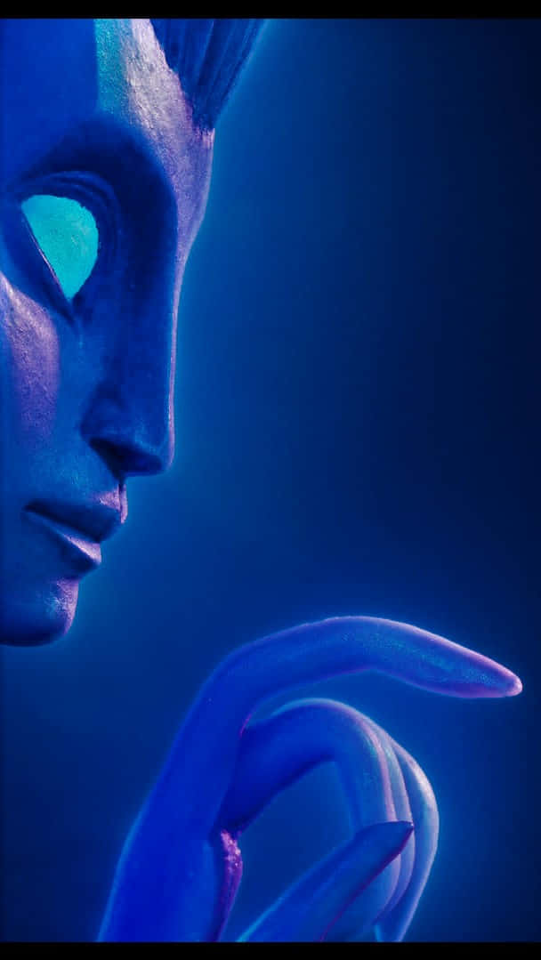 Guillermo Del Toro's Pinocchio 桌布 壁紙 — 一個寧靜的藍色調數碼肖像，描繪一個風格化的側面臉孔，帶有發光的青色眼睛和靠近下巴的纖細手部。