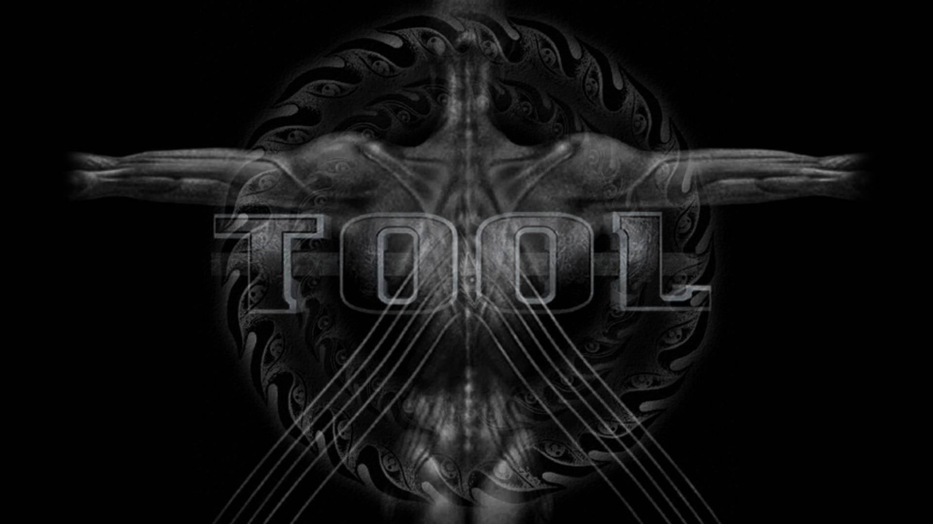 Tool - 《Fear Inoculum》 壁紙 — 一個對稱人形、雙臂伸展、軀幹散發出複雜部落圖案的單色數位藝術作品。